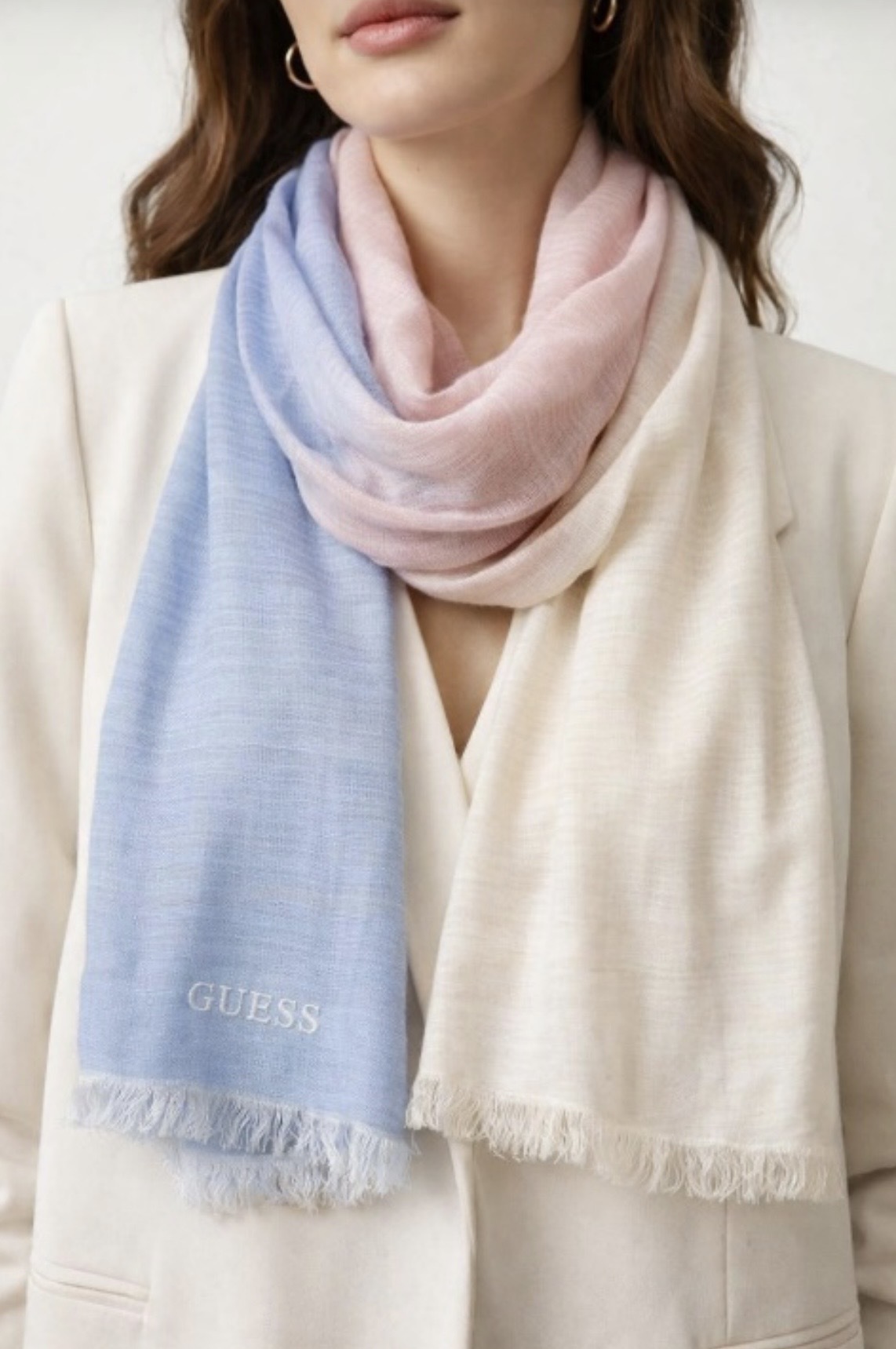 Guess Gradient Scarf (此為預訂商品，如同一訂單中有其他現貨商品，現貨商品會安排先行寄出。)