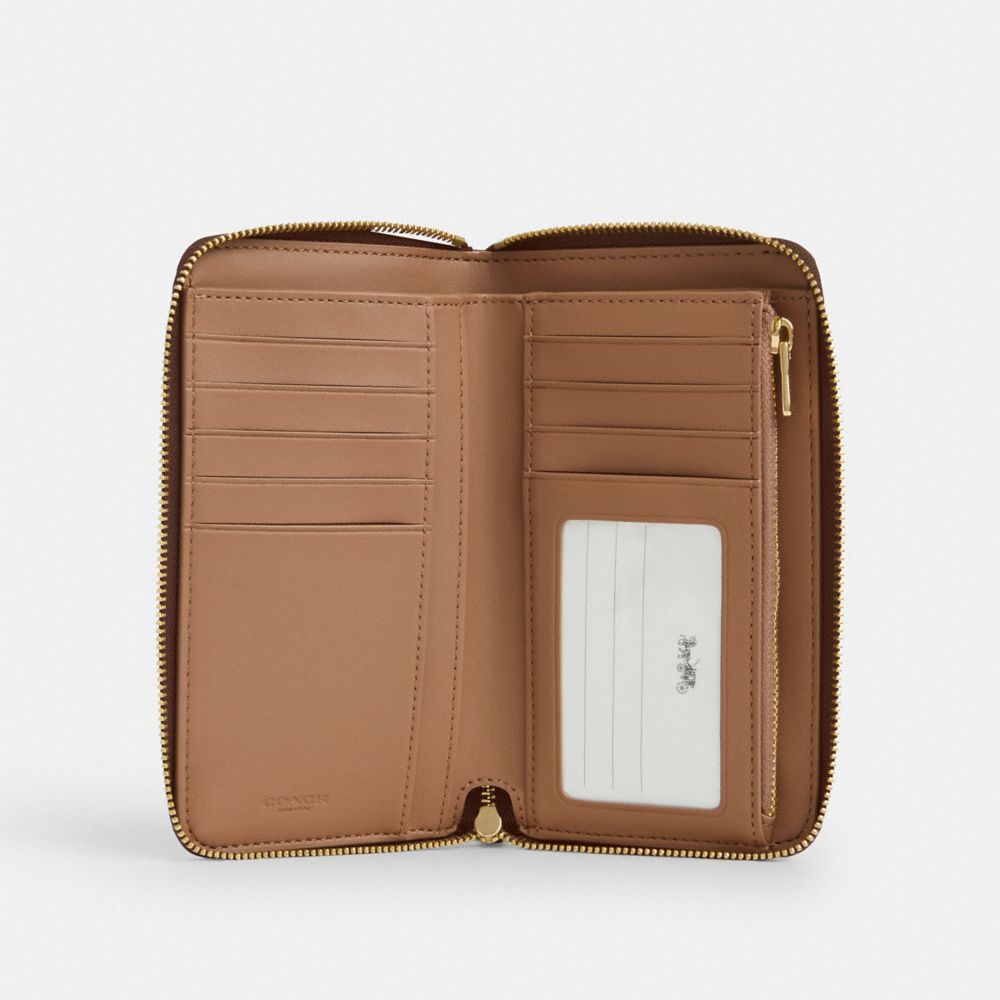【Coach Outlet】Medium Id Zip Wallet In Signature Canvas  咖