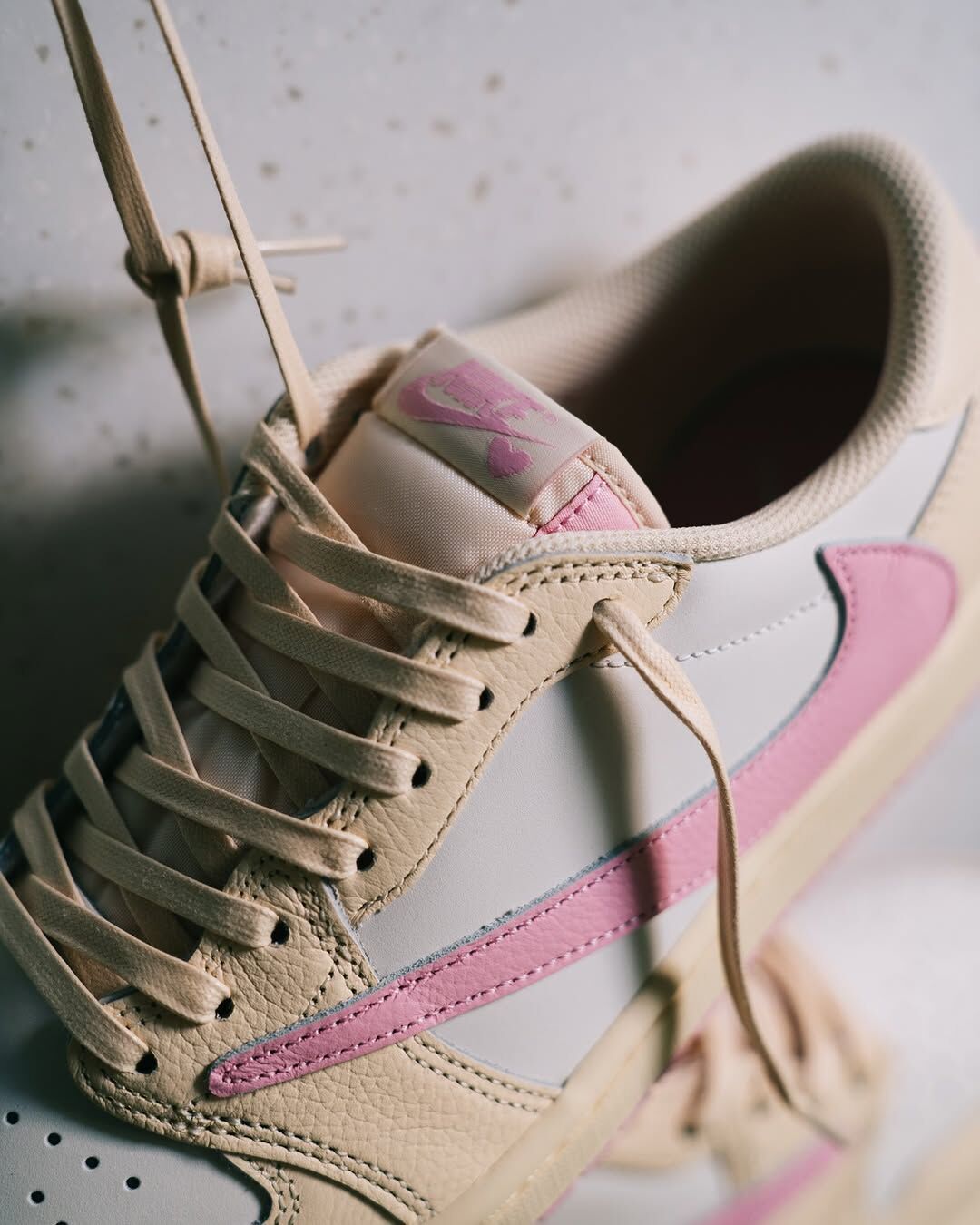 TRAVIS SCOTT x  AIR JORDAN 1 LOW OG ''Muslin and Shy Pink'' 奶油粉 米色 白色 櫻花粉 倒勾 倒鉤 男鞋 IQ7604-100 / 預購