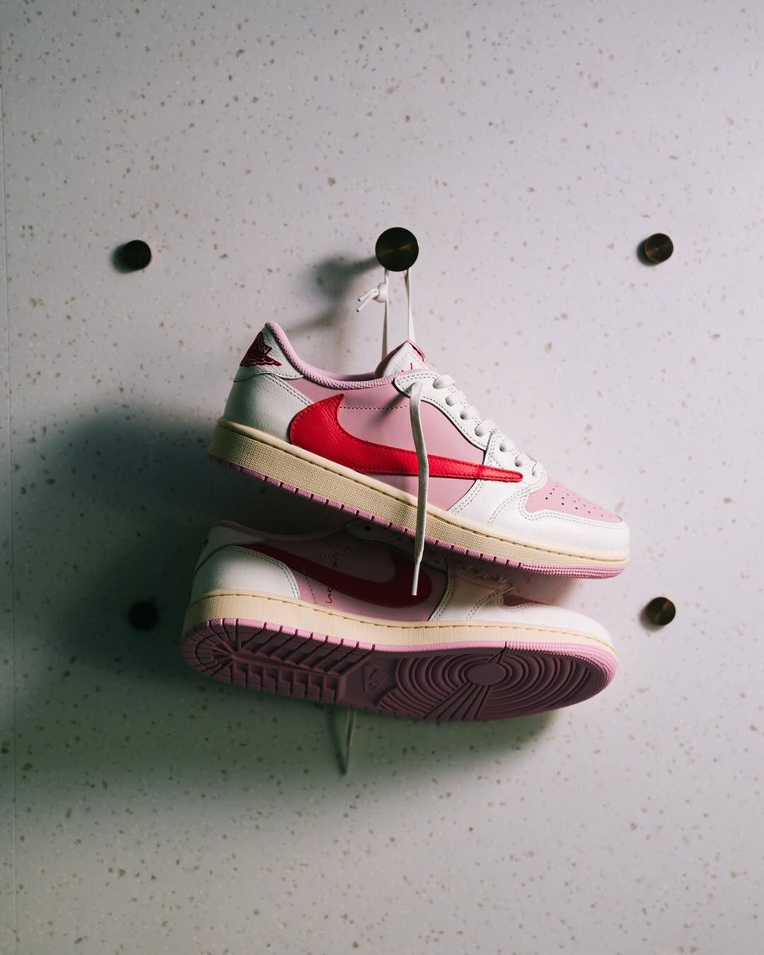 TRAVIS SCOTT x  AIR JORDAN 1 LOW OG ''Shy Pink and Tropical Pink'' 櫻花桃紅 米色 白色 櫻花粉 奶油白 倒勾 倒鉤 男鞋 IQ7604-101 / 預購