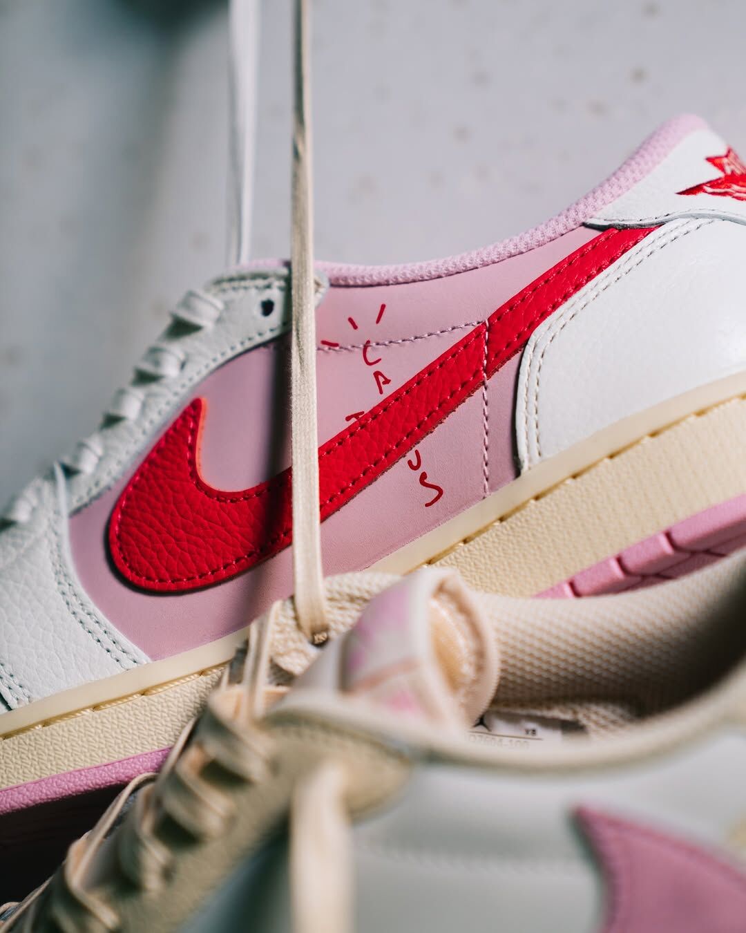 TRAVIS SCOTT x  AIR JORDAN 1 LOW OG ''Shy Pink and Tropical Pink'' 櫻花桃紅 米色 白色 櫻花粉 奶油白 倒勾 倒鉤 男鞋 IQ7604-101 / 預購
