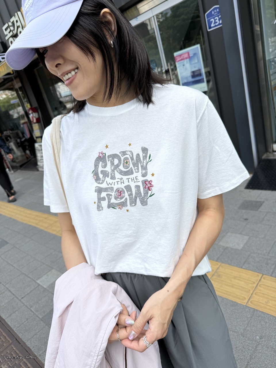 正韓霧面FLOW花朵字母T (白)