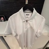 [S] DKNY WHITE ZIPPER PLACKET LOGO-DETAILED POLO SHIRT, DK000070M-WHITE (SD1966)