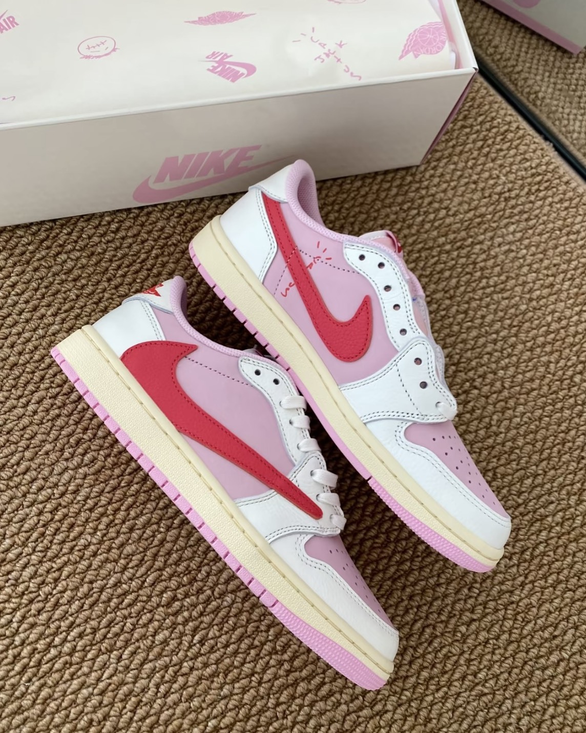 Nike Air Jordan 1 Low x Travis Scott "Tropical Pink" 倒勾 粉紅