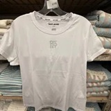 [S] DKNY WHITE/WHITE STACKED EYELET LOGO TEE, DJ6T1753-NJR (SD1984)