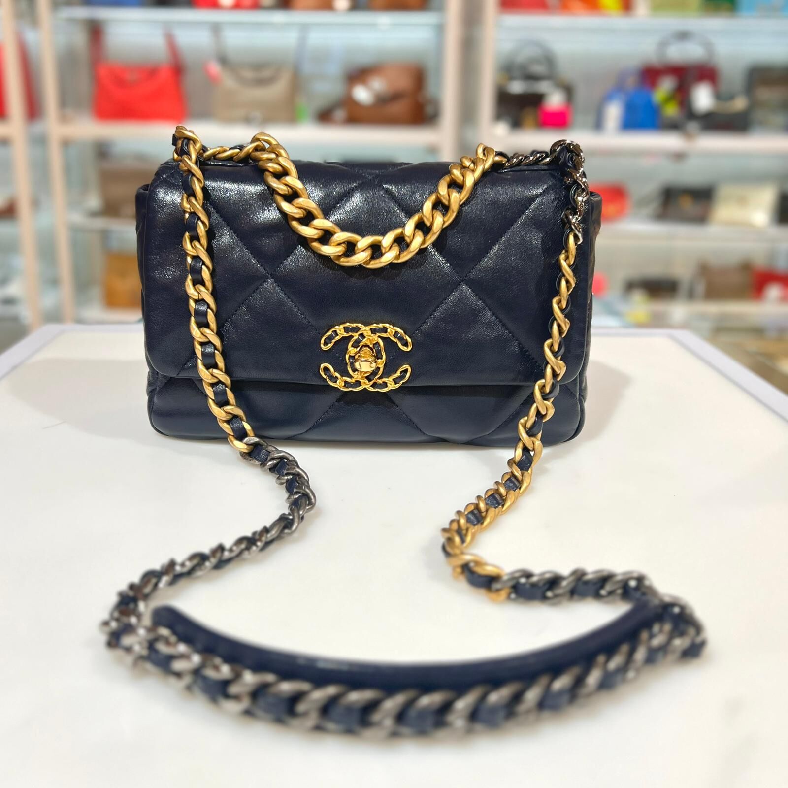 99%NEW二手 CHANEL 19 SMALL AS1160 深藍色羊皮金扣小號 @29開 #香榭站正品