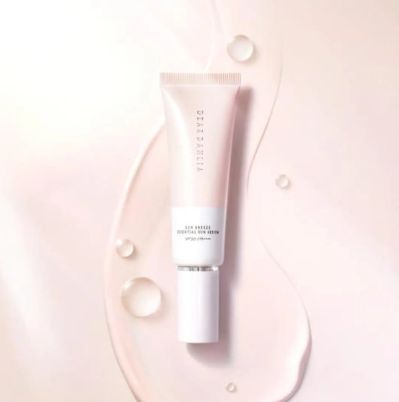 DEAR DAHLIA  微風輕感防曬精華 SPF50+ PA++++ 💥買大送小💥DEAR DAHLIA SUN BREEZE ESSENTIAL SUN SERUM SPF50+PA++++ 50ml