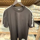 [S] DKNY BLACK SHOULDER LOGO T-SHIRT, DK000172M-BLACK (SD1996)