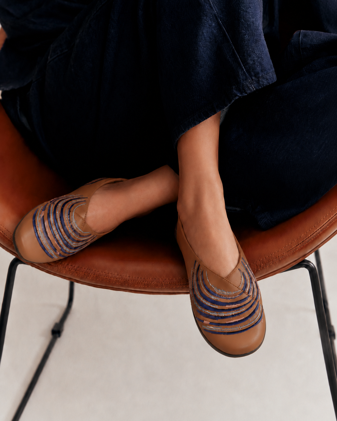 Spinning top- dark brown