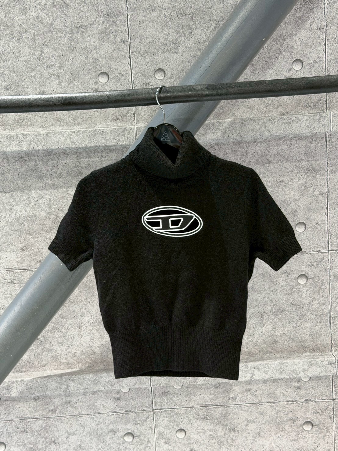 低於半價 DIESEL 黑白D Logo羊毛針織 高領短袖 T