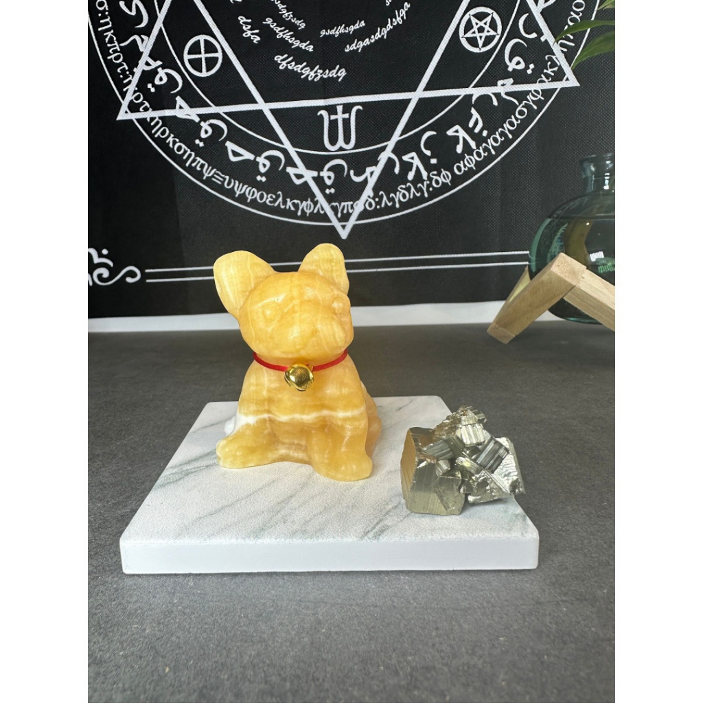 HKHG0531-027 黃方解石法鬥狗狗44×63×37 mm（送黄銅礦) (A25)