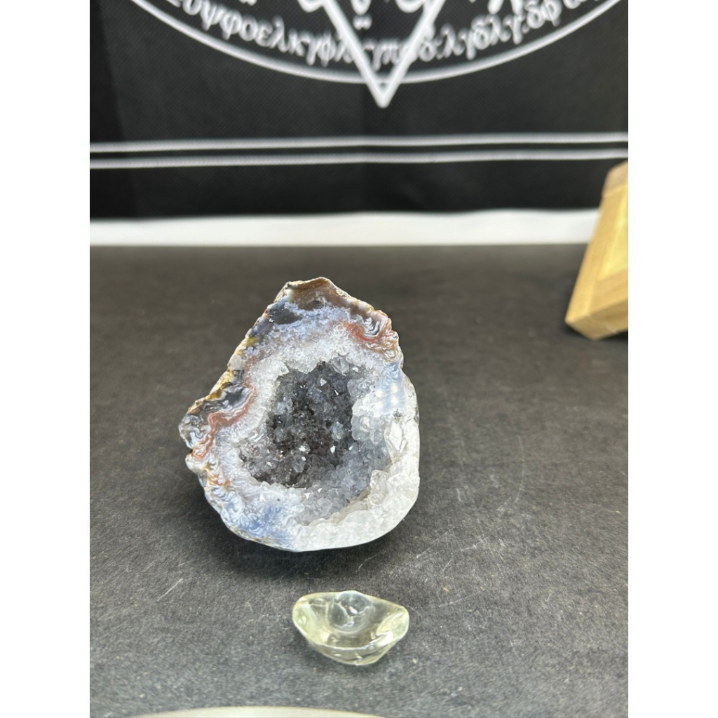 HKHG0531-040 罕有瑪瑙白水晶 雙色水晶洞52×64×41 mm*洞內共生礦 加洞邊白水晶送黃水晶金元寶一個 (A38)