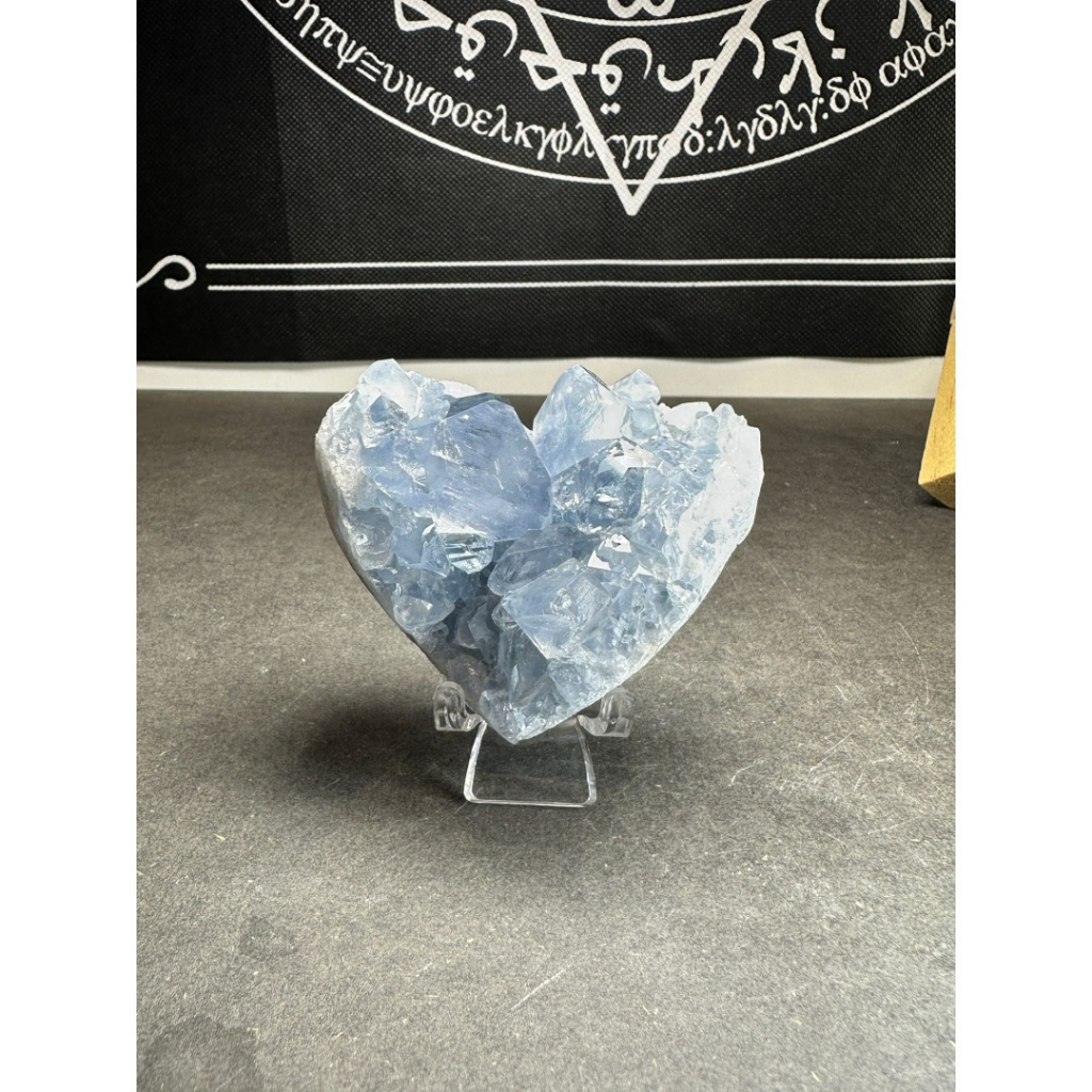 HKHG0531-041 愛心天青石 (高品玻璃體)67×59×35 mm (A39)