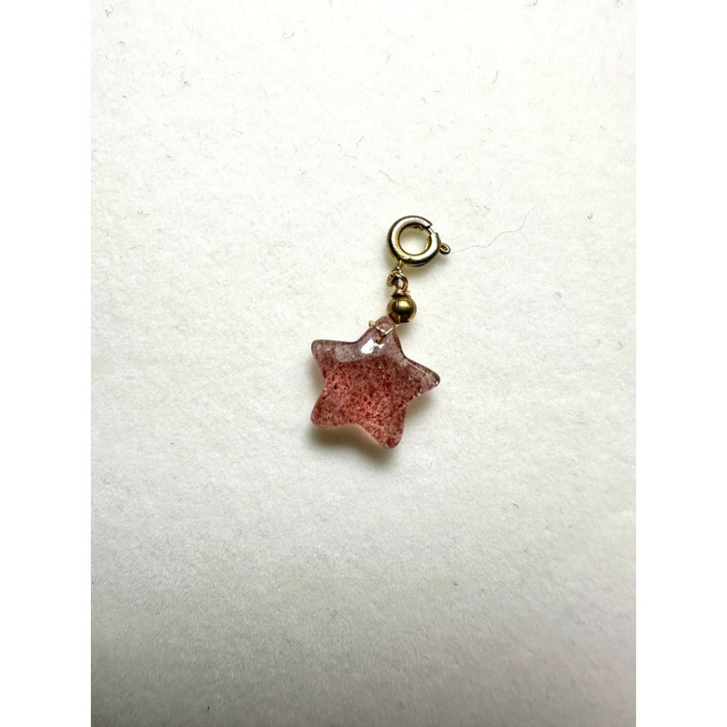 HKHG0531-051 草莓晶星星吊墜 （隨機發放）(可扣於頸鏈或手串)*由於每一件都係由天然水晶人手製作顏色, 顏色花紋都會有所不同 (D47)