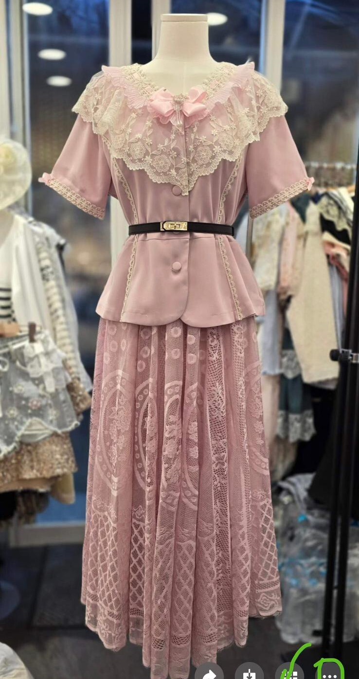 D50 套裝 上身：胸 41 長23 裙：腰25-41 Hip 51 長32 $599(一口價)