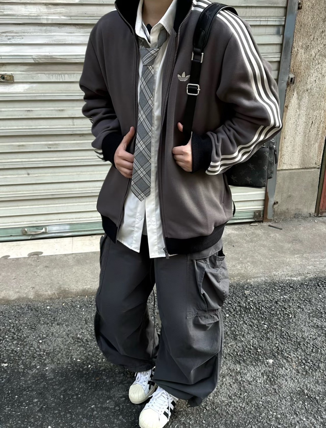 （預購）ADIDAS ORIGINALS TRACK TOP 男款 寬鬆立領外套 木炭灰