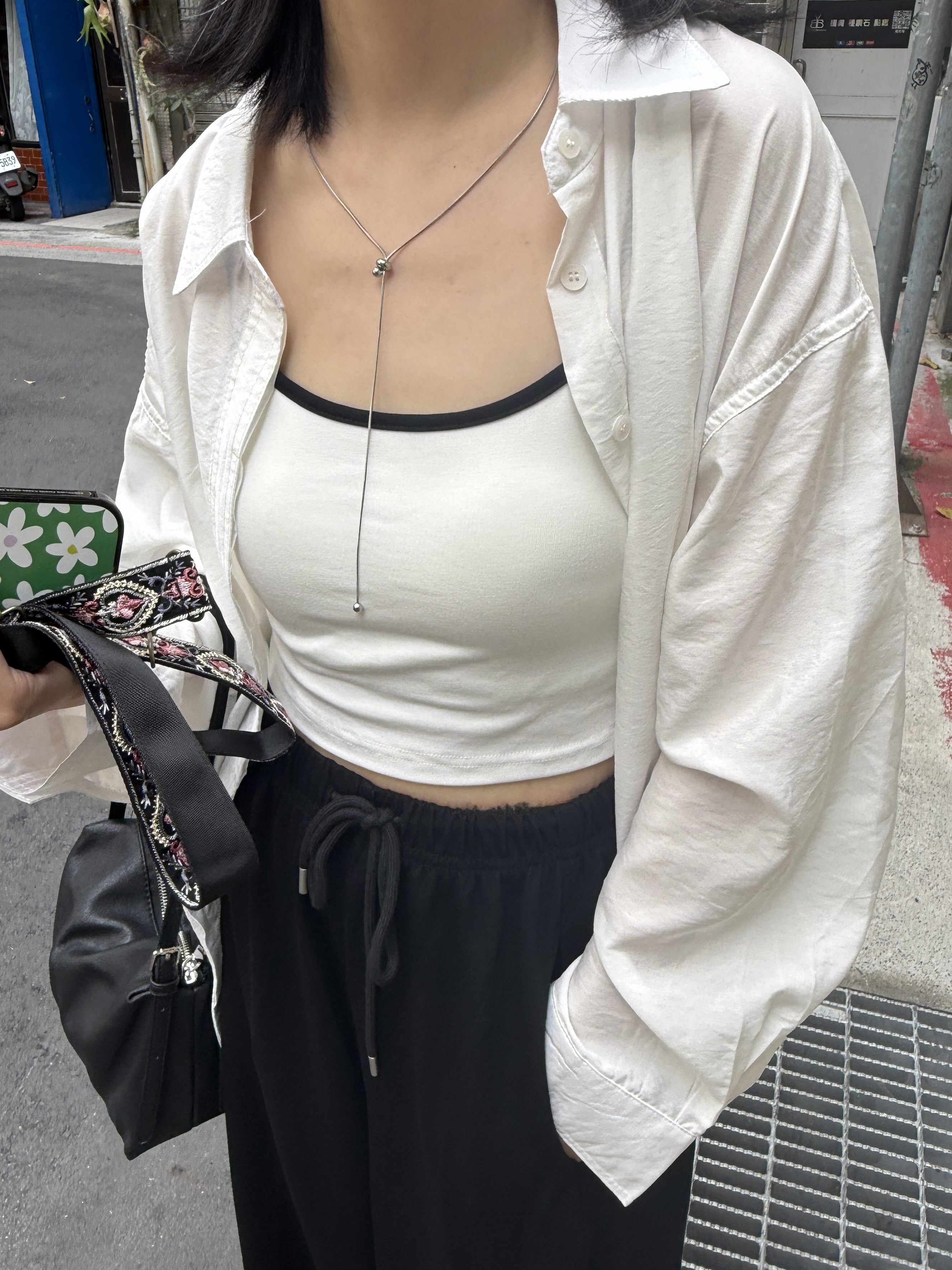 無感自在～罩杯細肩帶背心 (黑白邊)