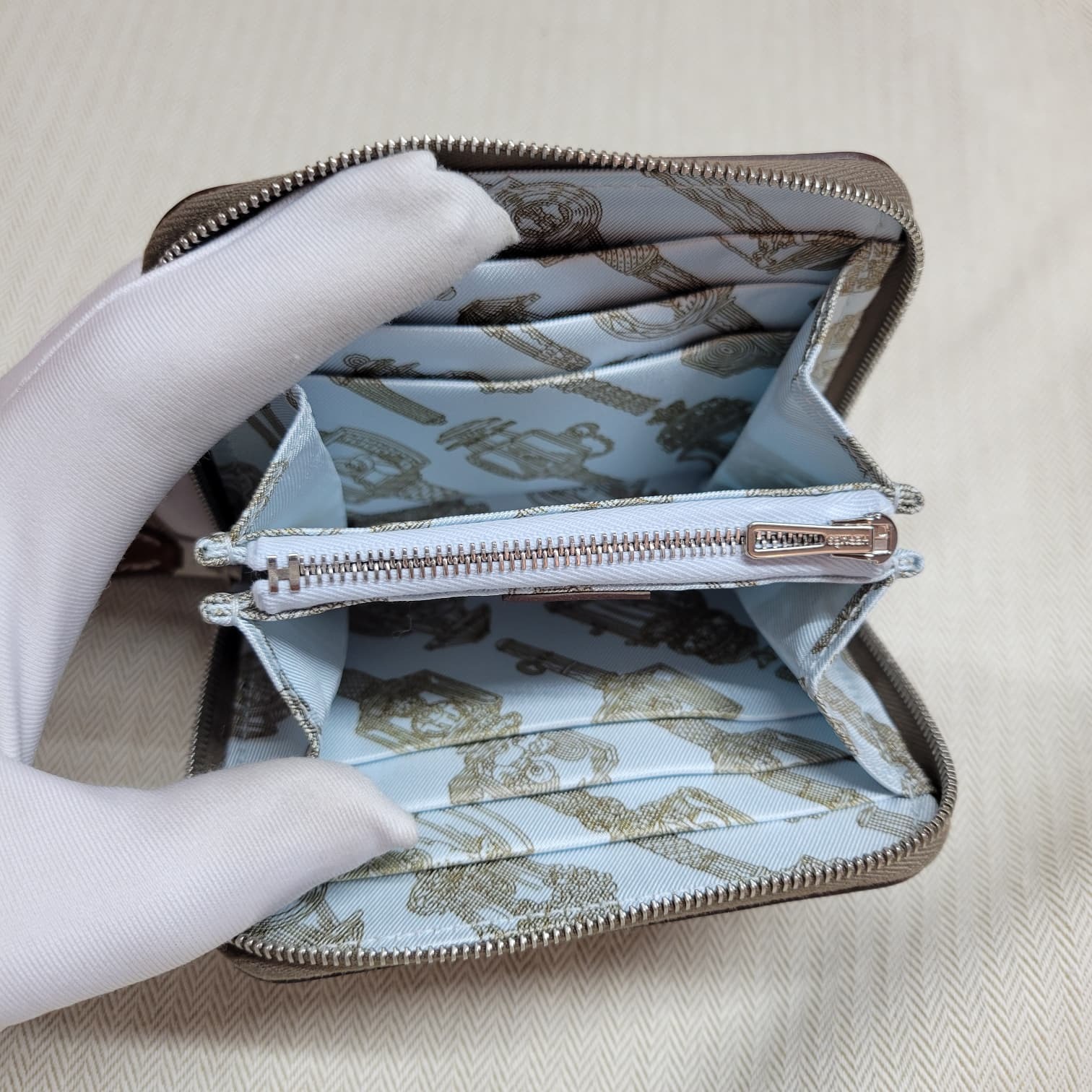 HERMES SILK IN COMPACT WALLET EVERCOLOR ETOUPE
