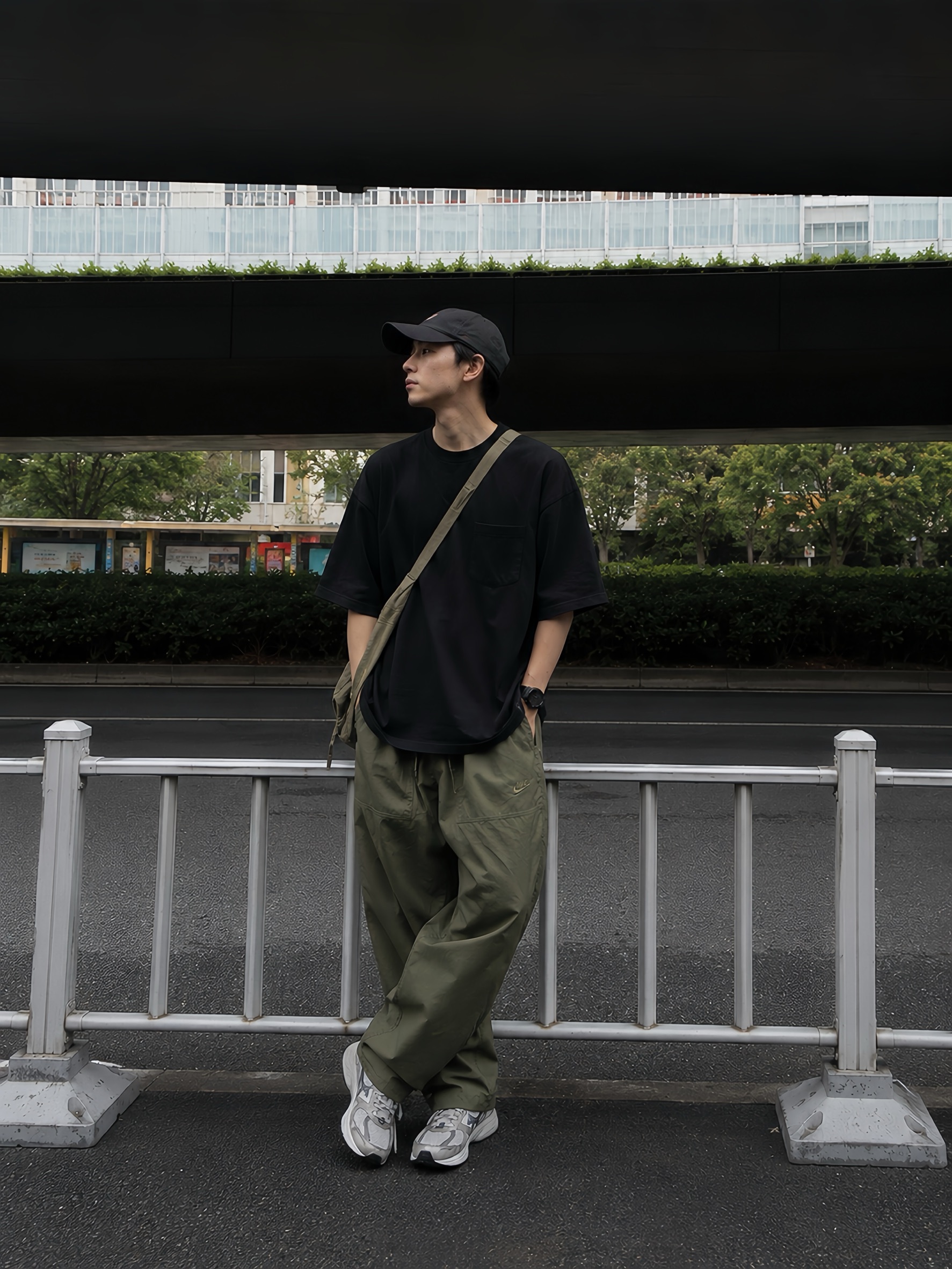 【日本限時連線代購】 NIKE CLUB BARCELONA PANT 輕量 寬版 梭織 運動 長褲 FN3097-010 黑 FN3097-222 軍綠