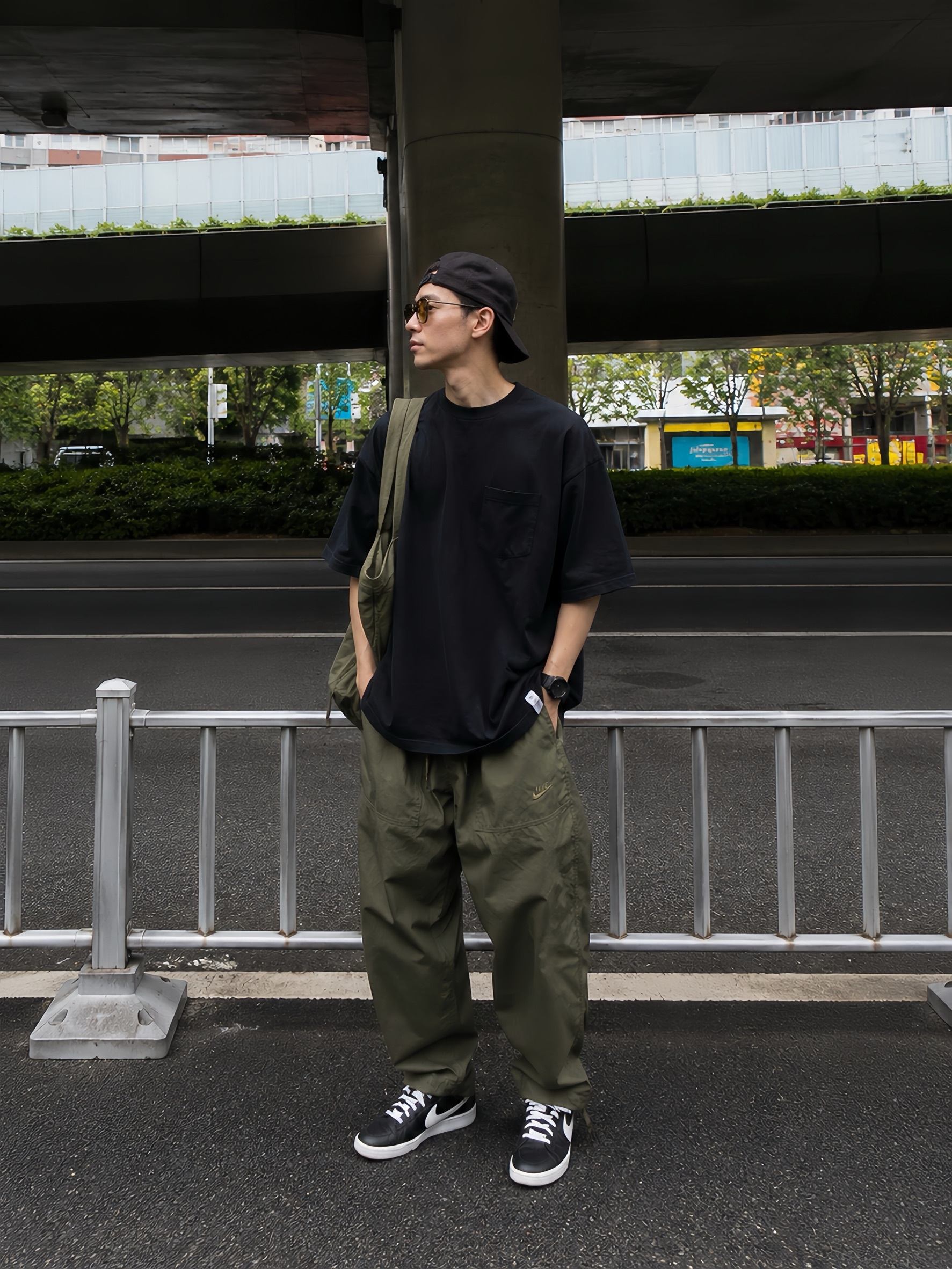 【日本限時連線代購】 NIKE CLUB BARCELONA PANT 輕量 寬版 梭織 運動 長褲 FN3097-010 黑 FN3097-222 軍綠
