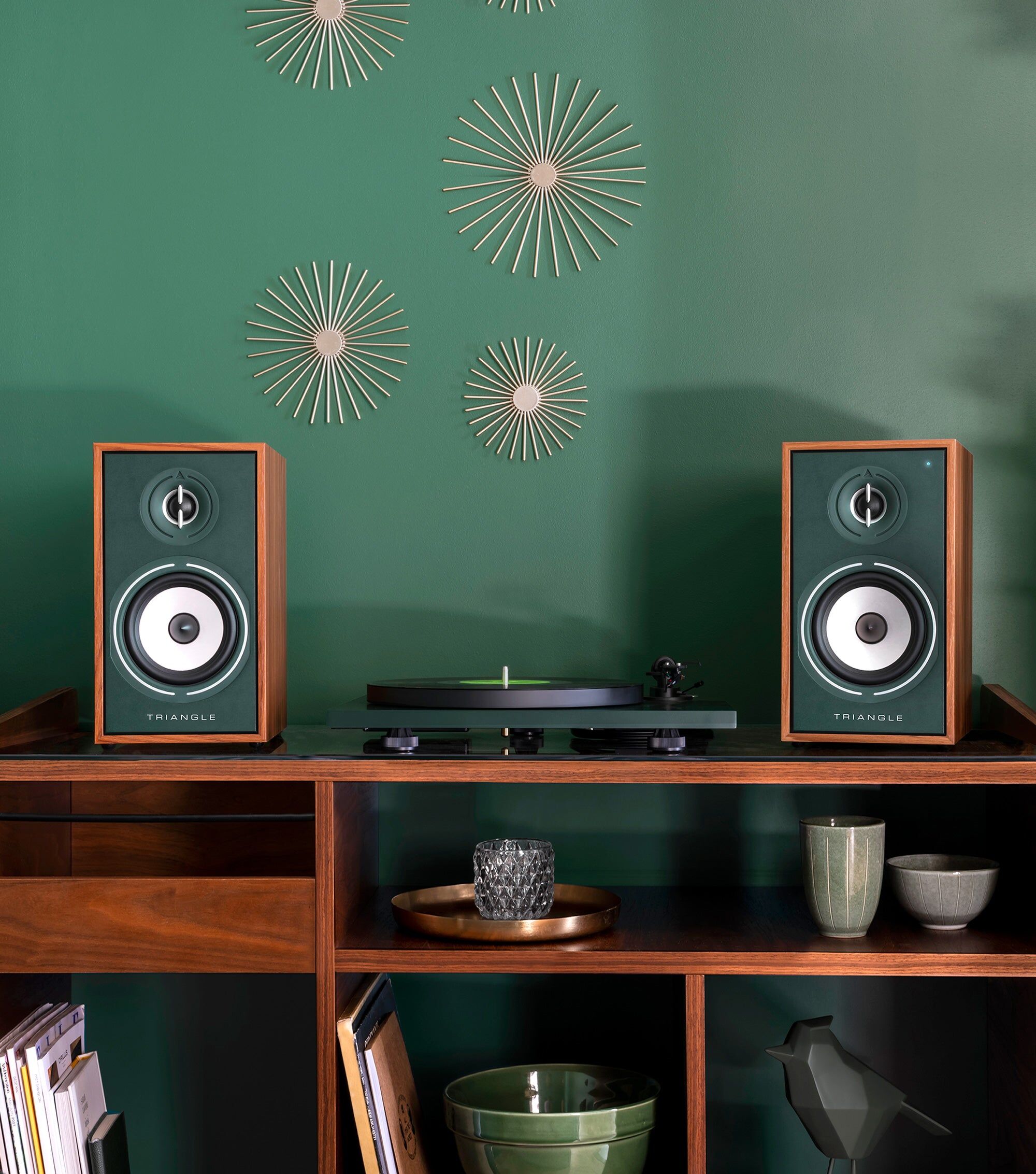 Triangle HiFi 師傅在蘇瓦松工坊手工組裝喇叭