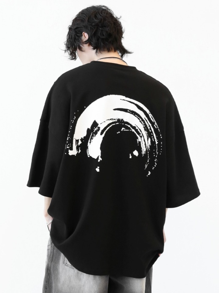 Impactful graffiti silhouette short-sleeved T-shirt