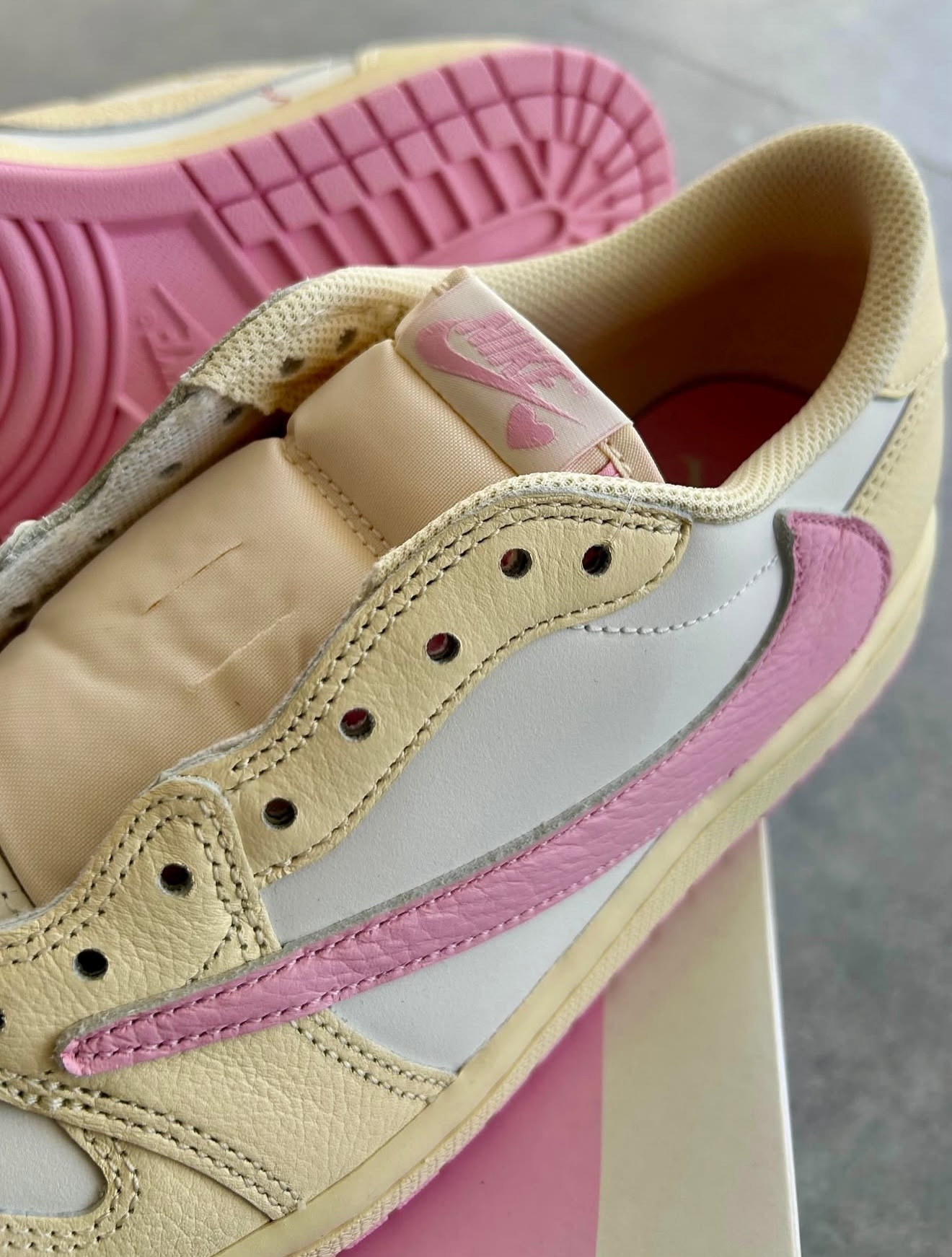 Travis Scott x Air Jordan 1 Low OG Shy Pink 淺粉倒勾 IQ7604-100