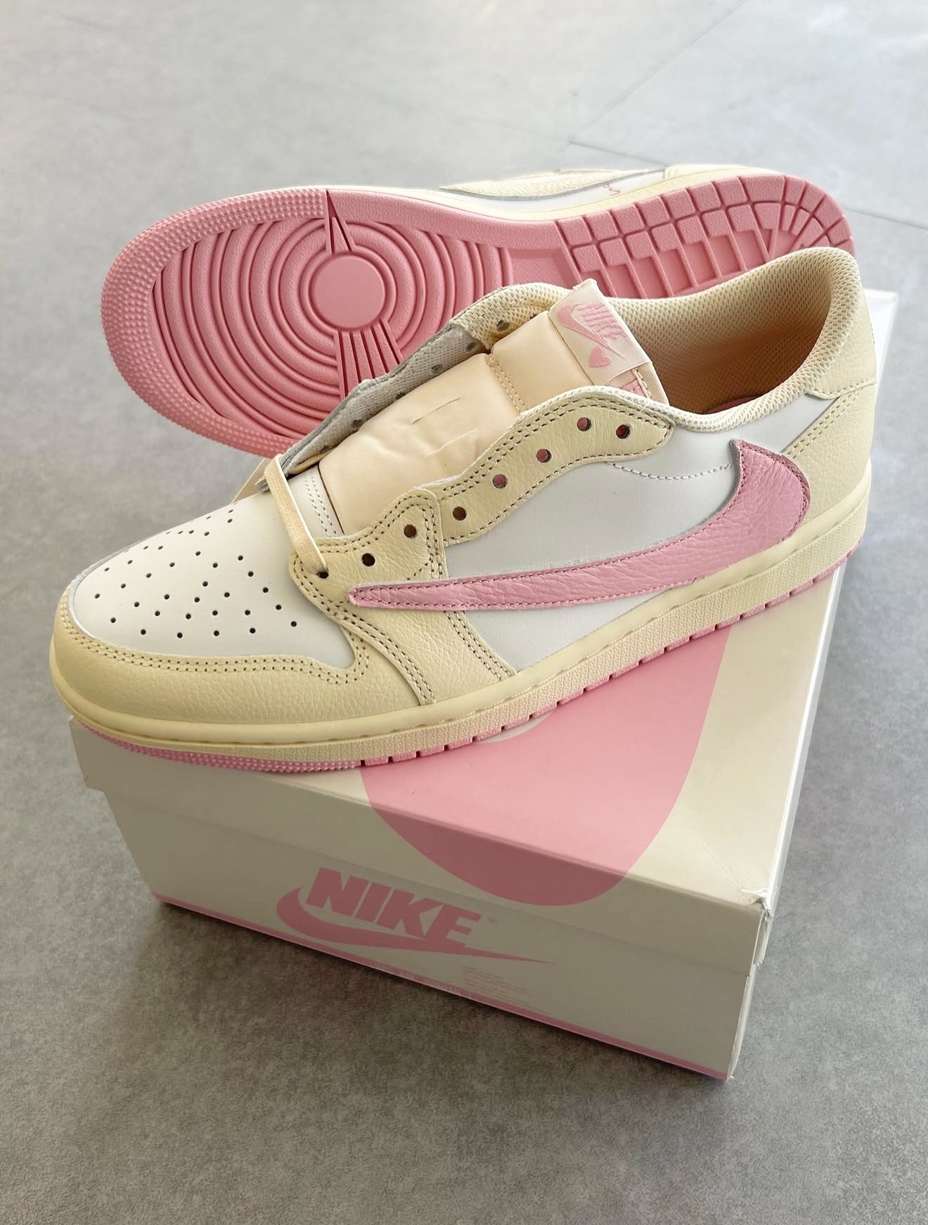 Travis Scott x Air Jordan 1 Low OG Shy Pink 淺粉倒勾 IQ7604-100