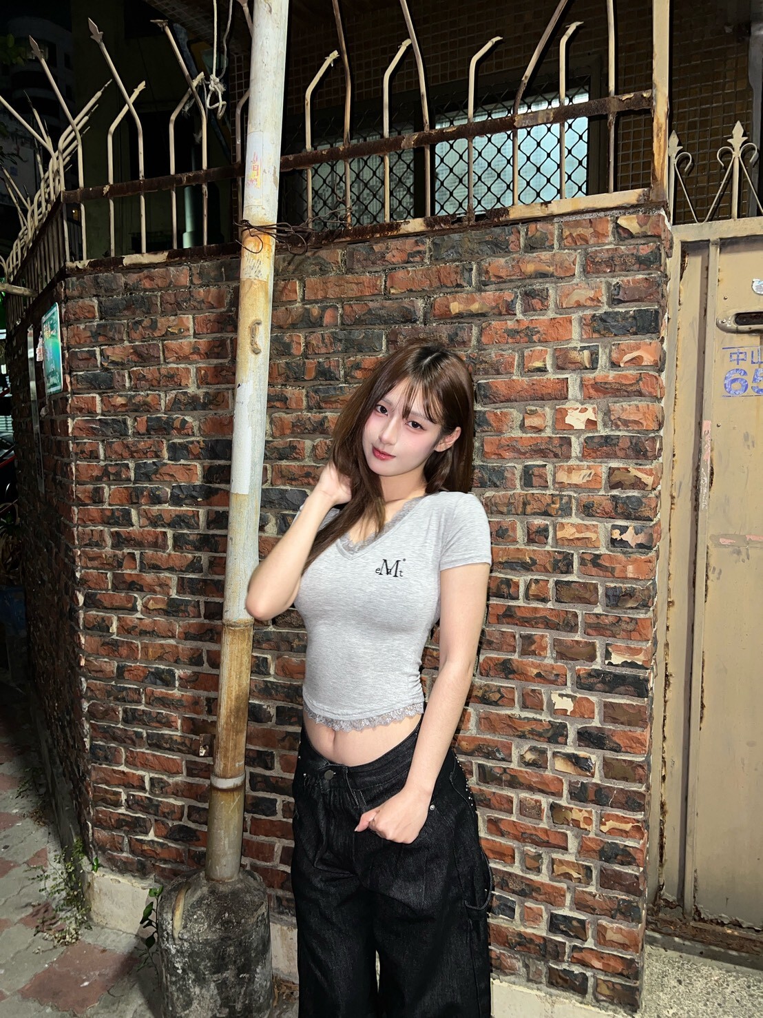 (GOAL) MUCENT 蕾絲V領縮腰短版上衣