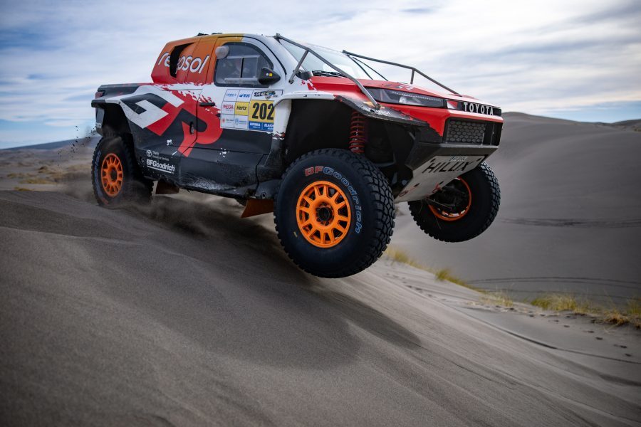Repsol 再生燃料驅動 Toyota Gazoo Racing W2RC DKR GR Hilux 賽車,在 Desafío Ruta 40 越野拉力賽完成一、二名佳績。