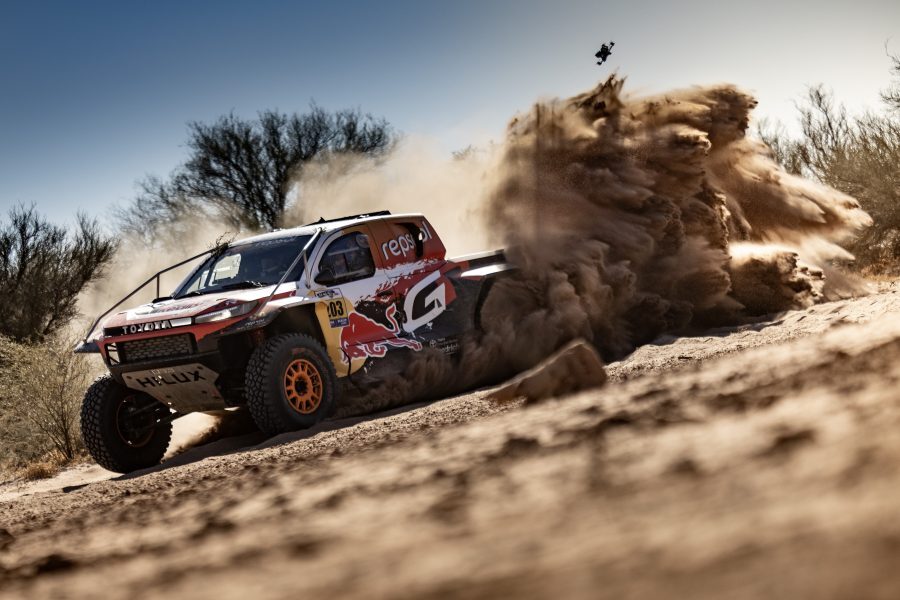 Repsol 再生燃料驅動 Toyota Gazoo Racing W2RC DKR GR Hilux 賽車,在 Desafío Ruta 40 越野拉力賽完成一、二名佳績。