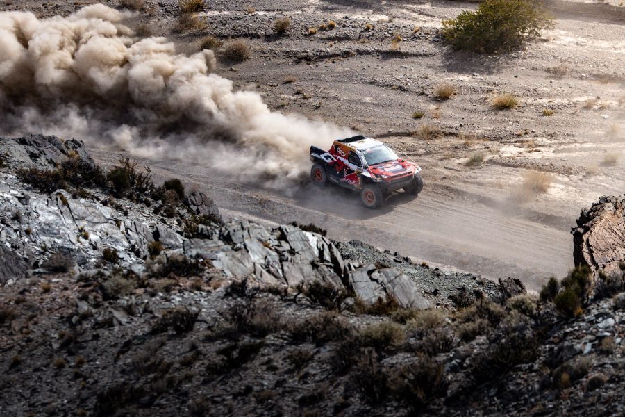 Repsol 再生燃料驅動 Toyota Gazoo Racing W2RC DKR GR Hilux 賽車,在 Desafío Ruta 40 越野拉力賽完成一、二名佳績。