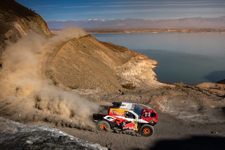 Repsol 再生燃料驅動 Toyota Gazoo Racing W2RC DKR GR Hilux 賽車,在 Desafío Ruta 40 越野拉力賽完成一、二名佳績。
