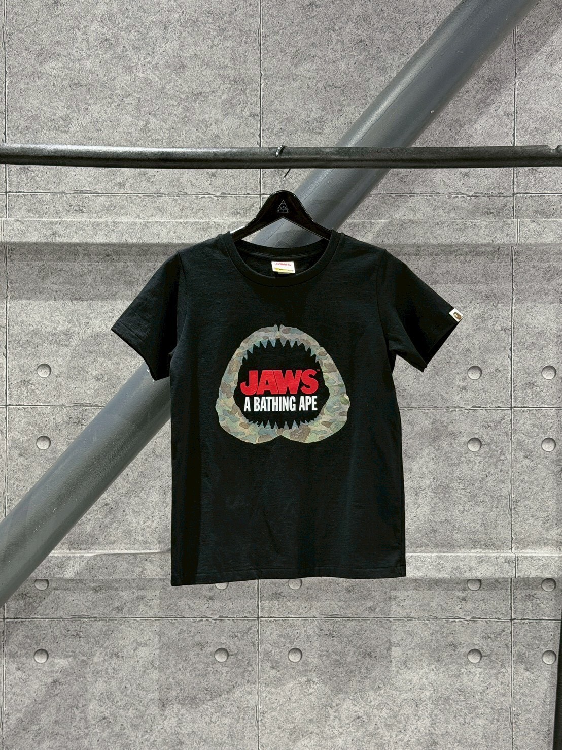 BAPE x JAWS 絕版聯名 大白鯊猿人頭黑色短袖 T