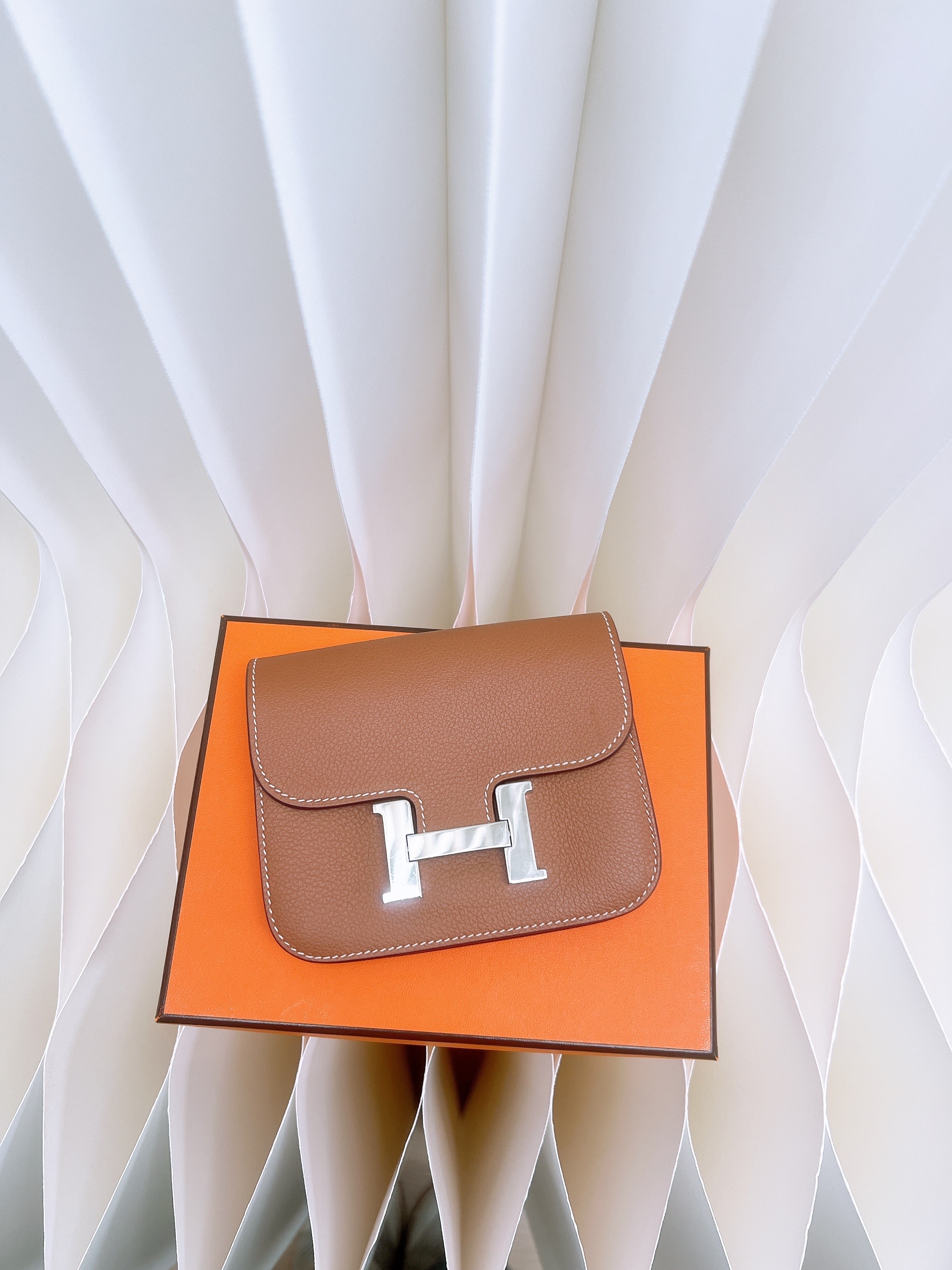 Hermes constance slim wallet (gold/phw/stamp b)