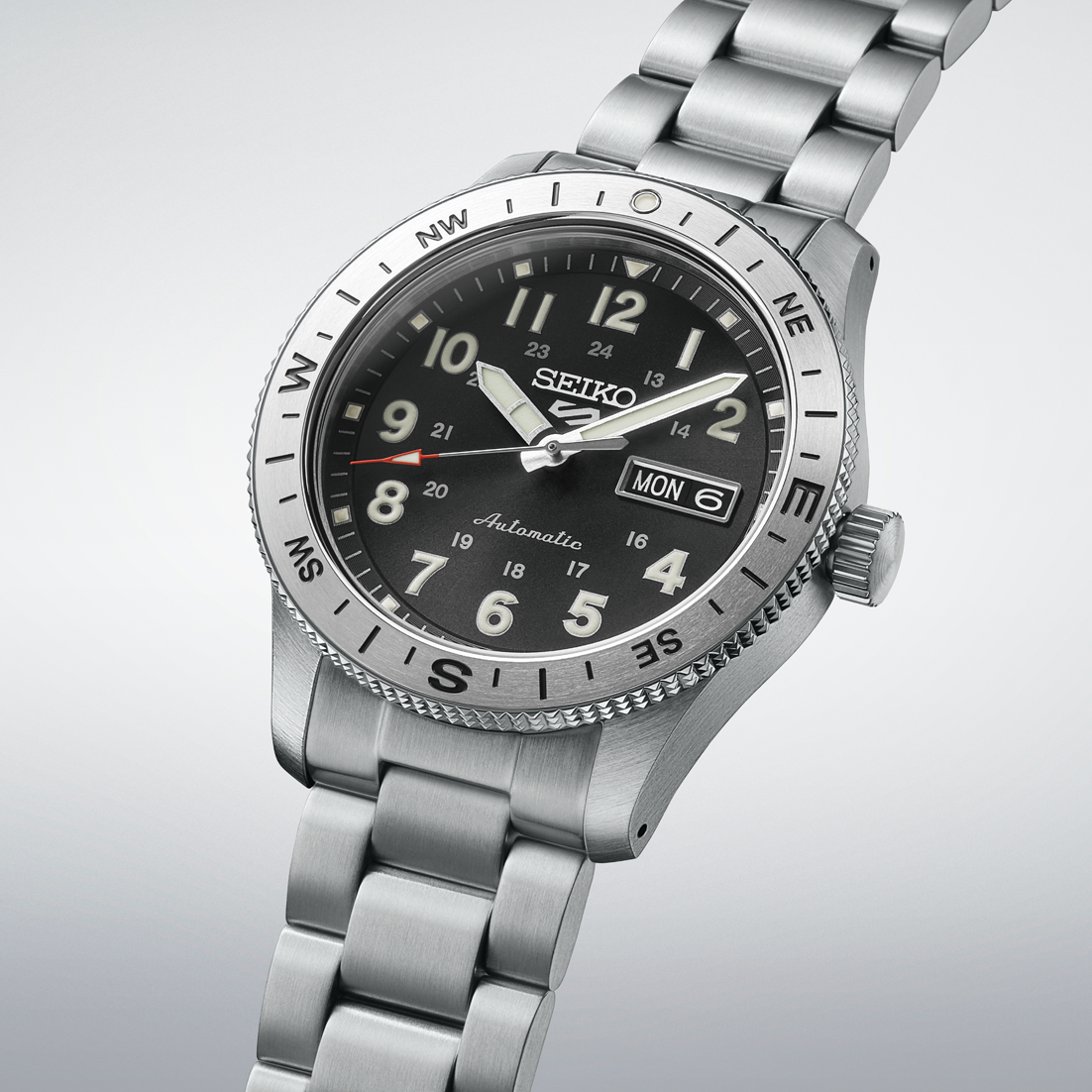 萬年鐘錶 - SEIKO  5 Sports 黑面軍風不鏽鋼錶帶機械男錶 HDB006K1 / 4R36-18V0D 錶徑39.4MM