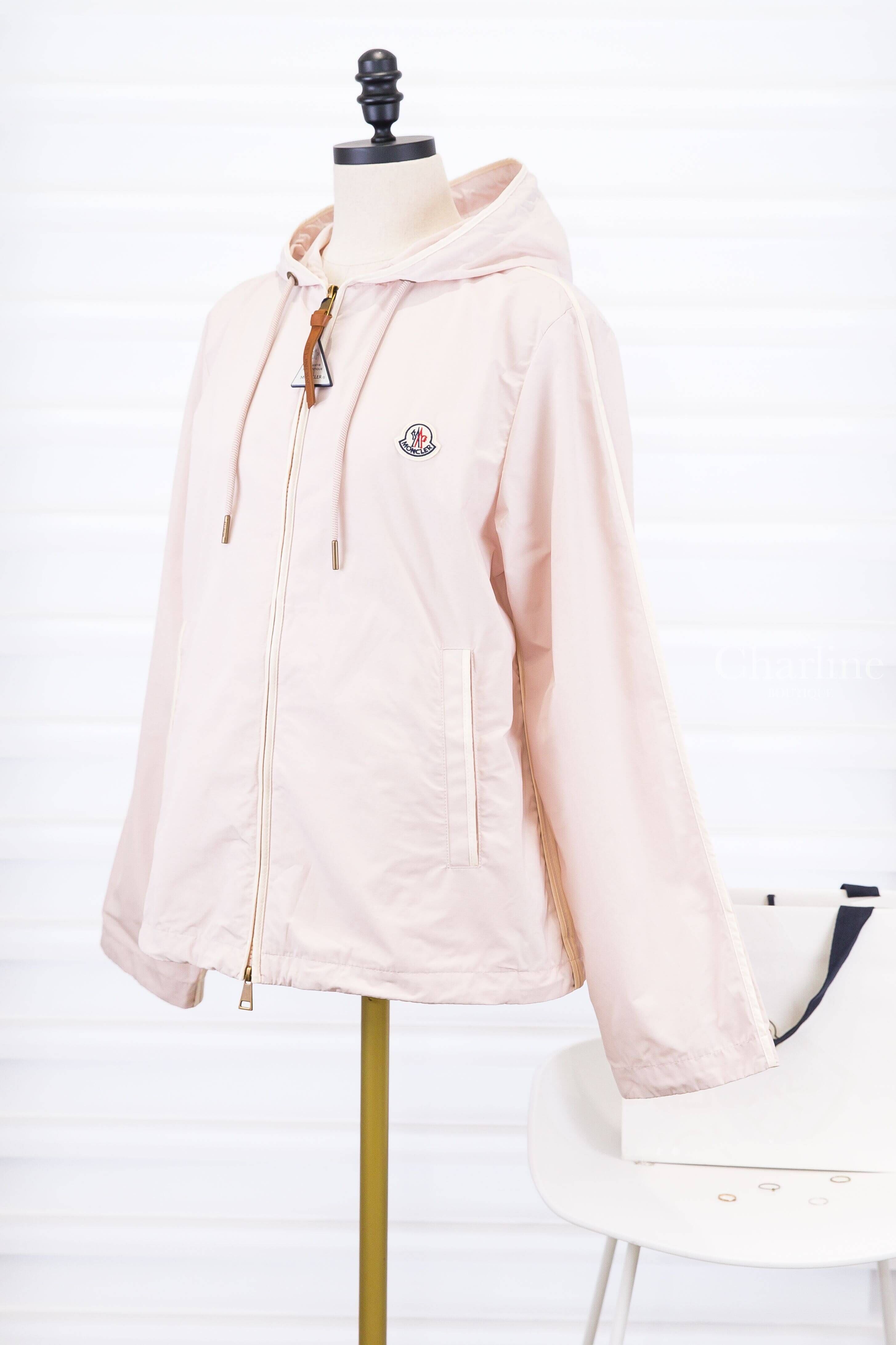 Moncler Sarracenia Giubbotto 淺粉色白滾邊咖啡色皮革拉鍊標籤長袖連帽風衣外套-Charline Boutique 精品代購