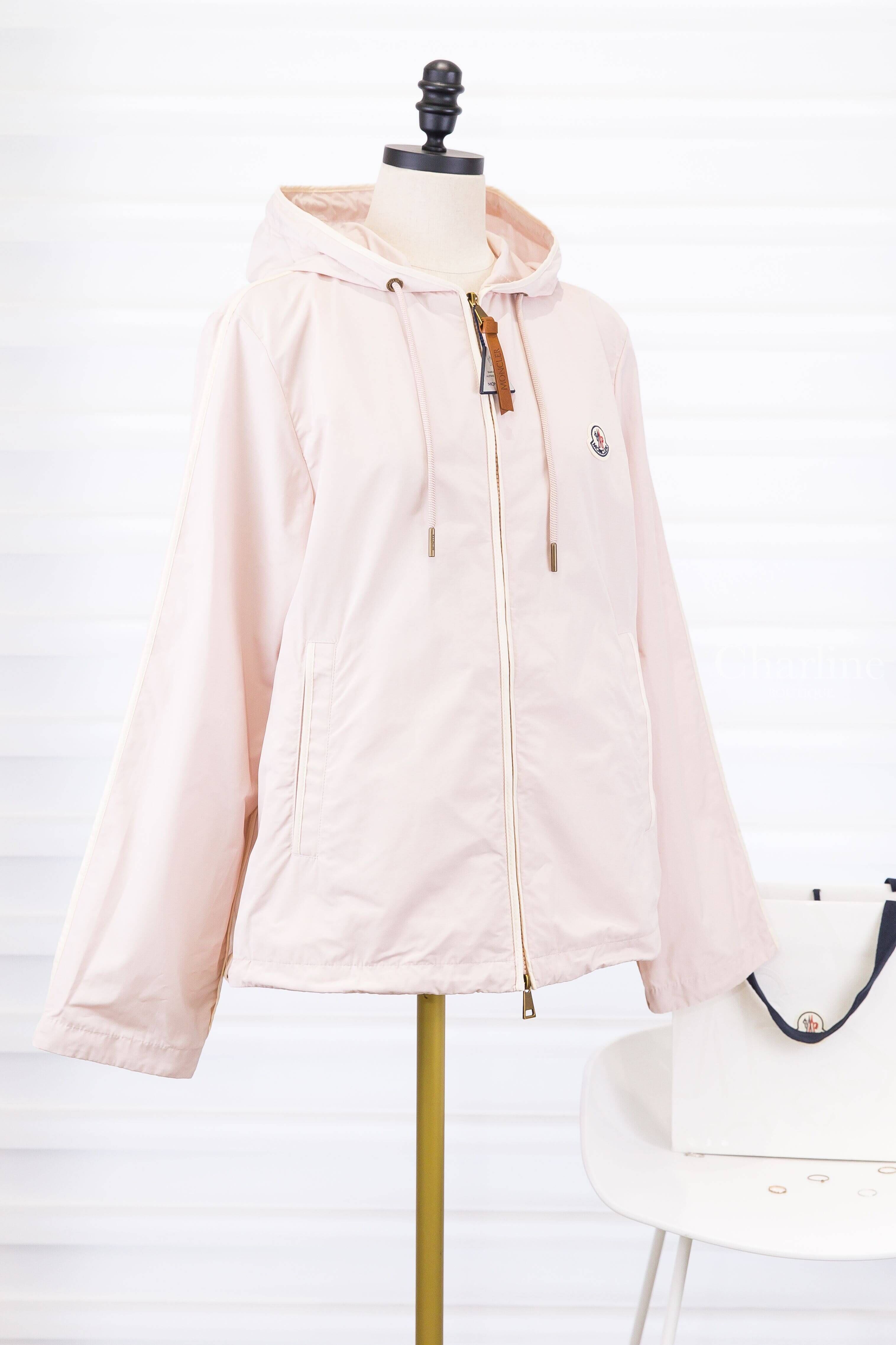 Moncler Sarracenia Giubbotto 淺粉色白滾邊咖啡色皮革拉鍊標籤長袖連帽風衣外套-Charline Boutique 精品代購