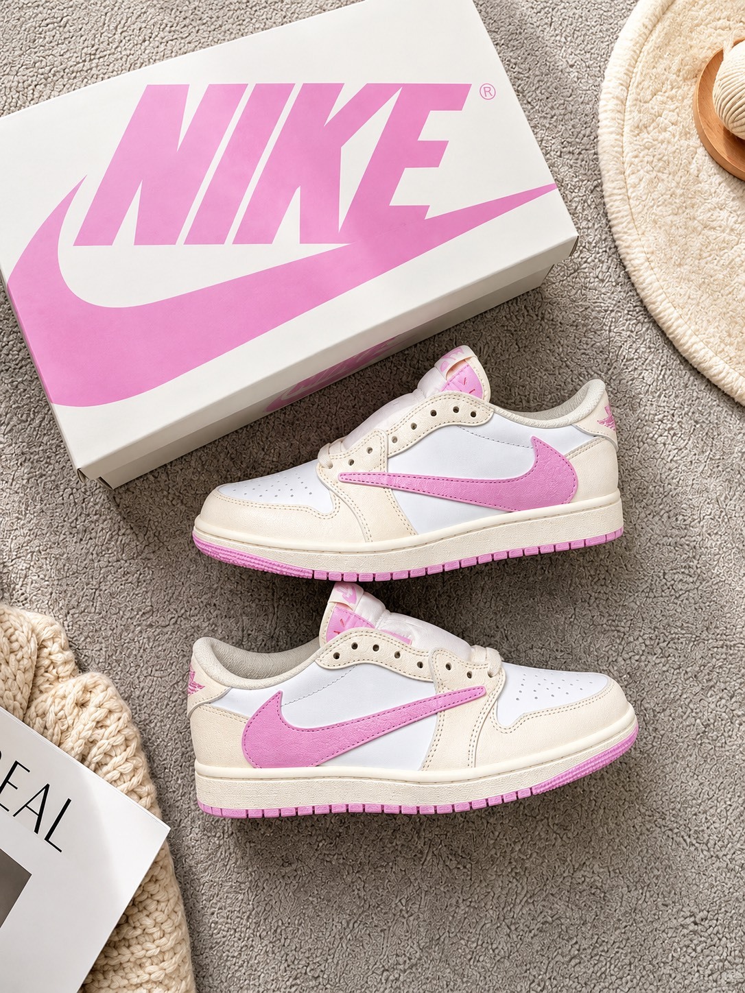 TRAVIS SCOTT X AIR JORDAN 1 LOW OG ''MUSLIN AND SHY PINK'' 奶油粉 倒勾 男鞋
