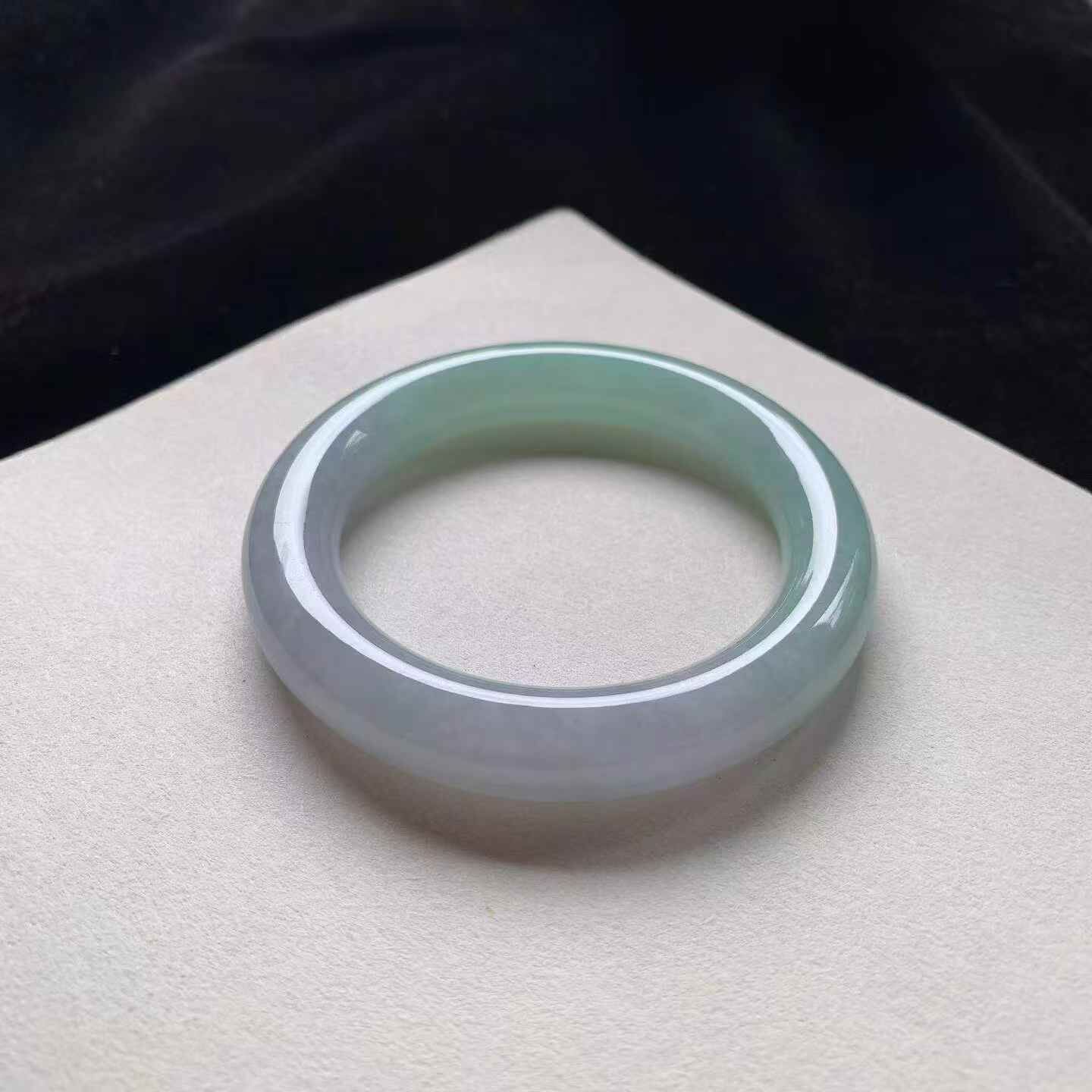 5232348 55.6mm晴綠翡翠圓條手鐲 (54-56)