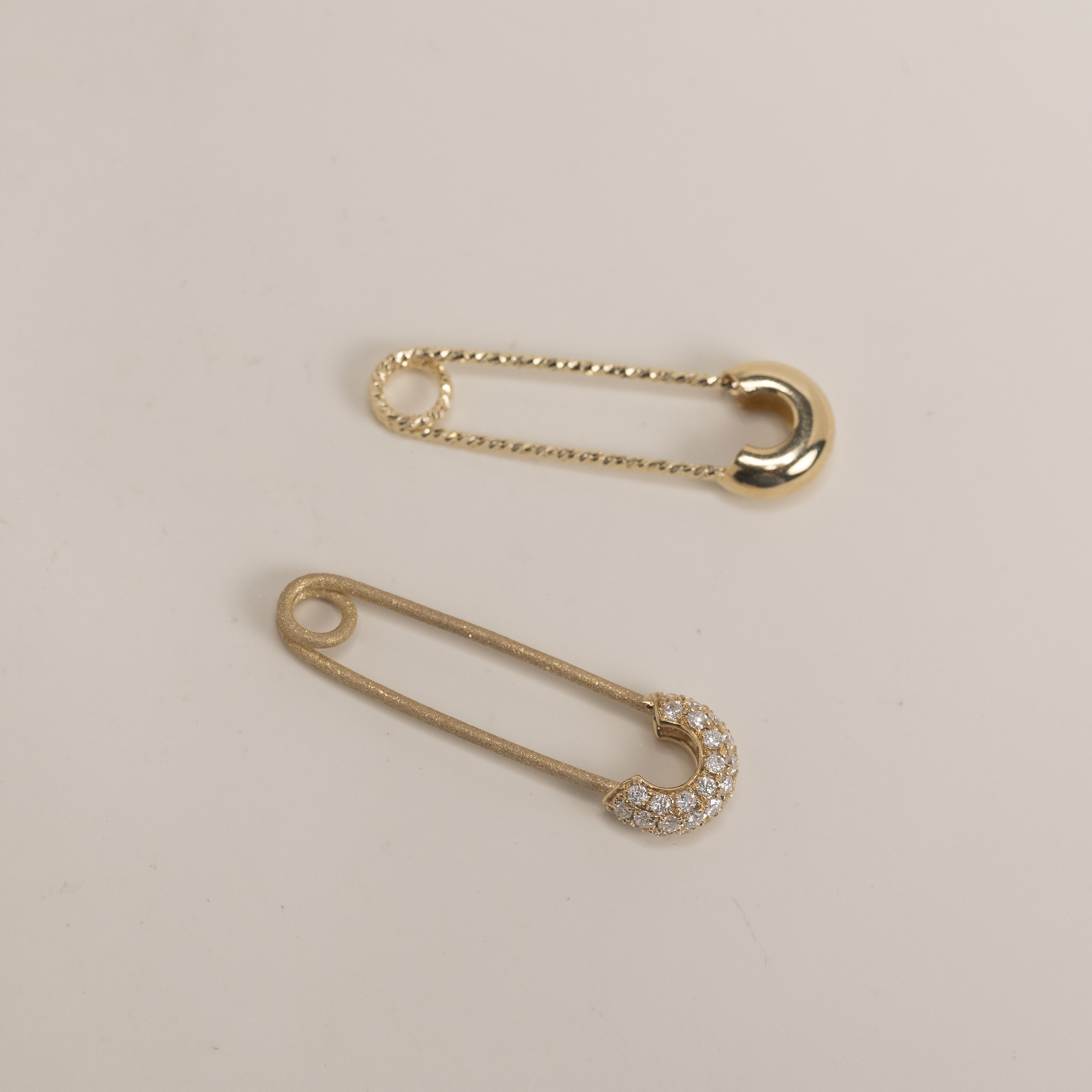 18K Buckle Pin Diamond Pendant