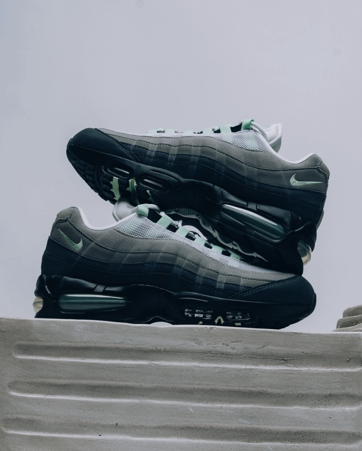 女鞋 NIKE AIR MAX 95 BIG BUBBLE 'Fresh Mint' 漸層灰綠 拼接 麂皮 緩震 氣墊 慢跑 運動鞋【HJ5996-005】