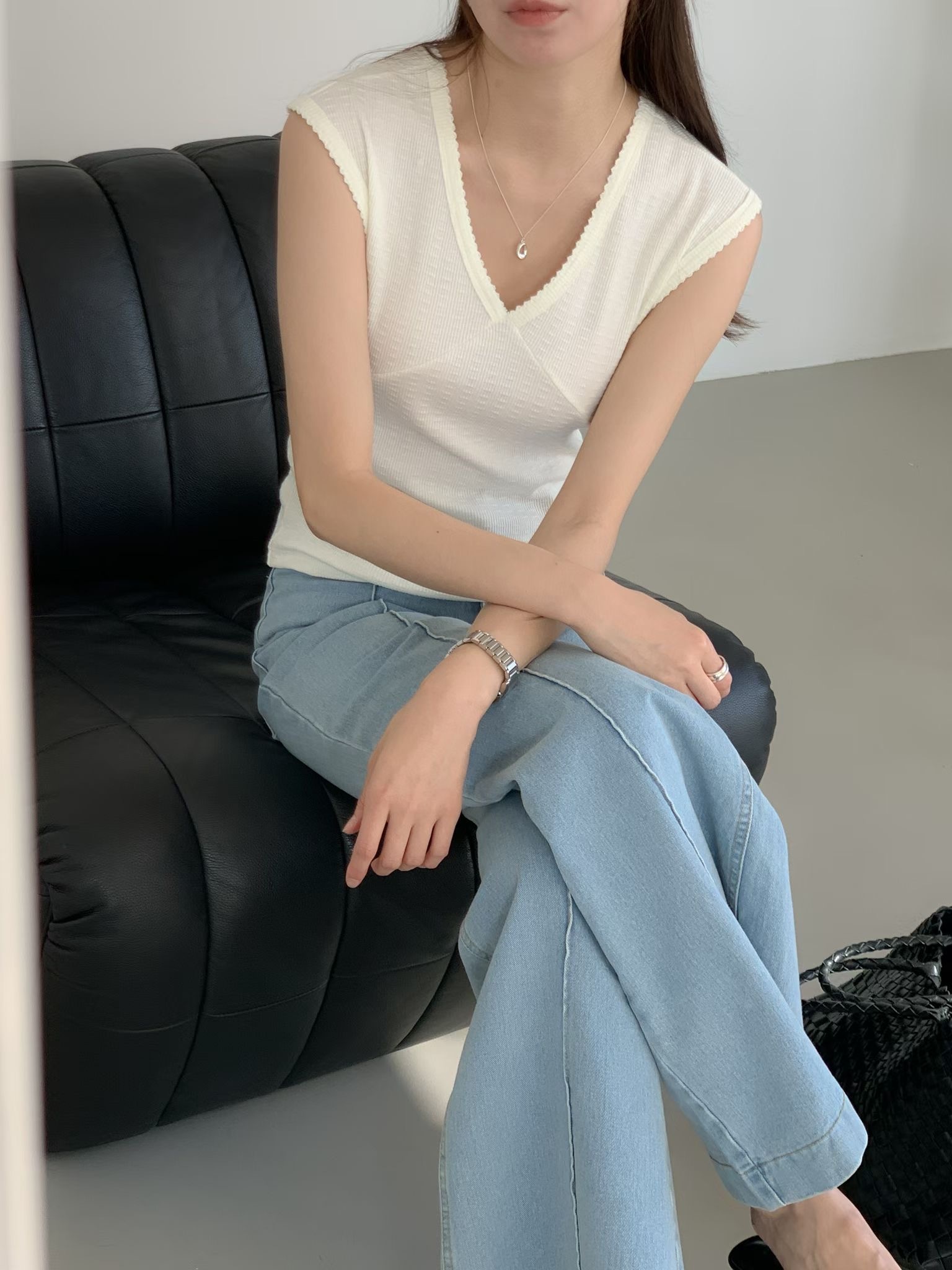 #228N764 魔鬼剪裁！暗紋lace邊藏肉v領背心