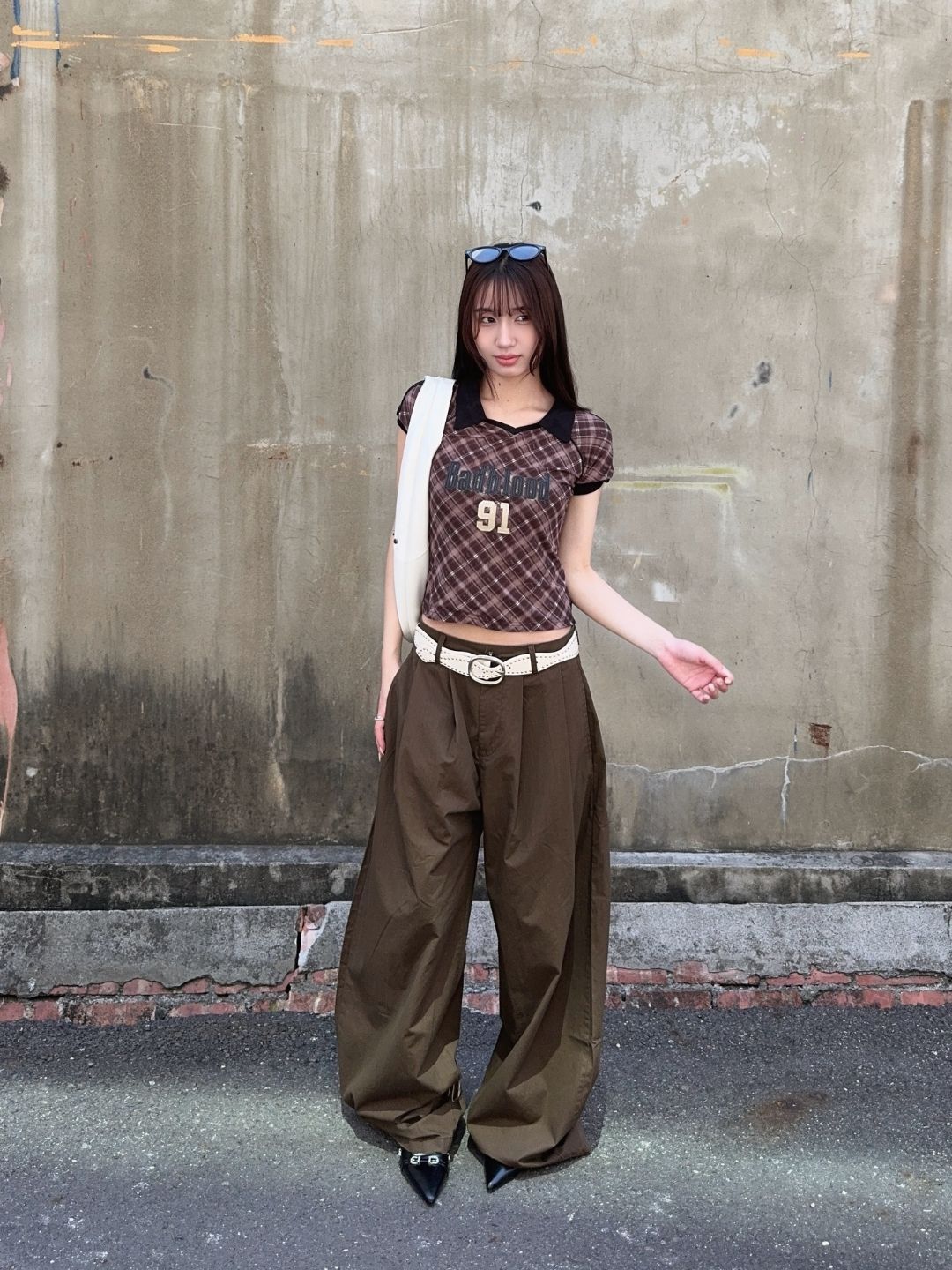 琥珀釦後刺繡打褶彎刀褲