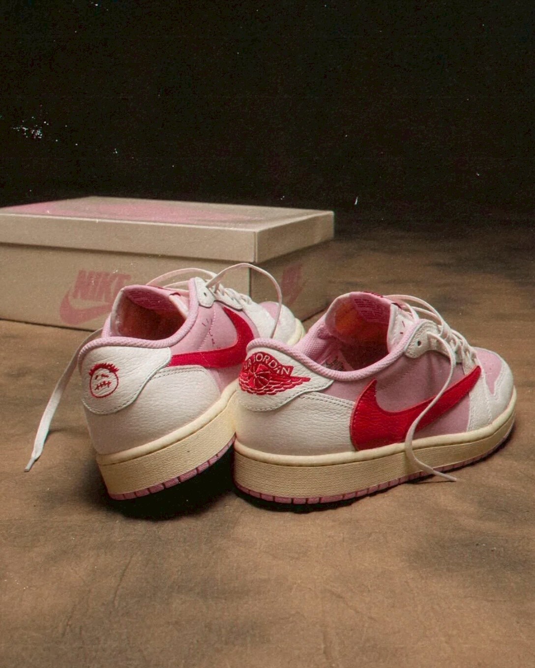 Nike Air Jordan 1 Low OG x Travis Scott "Sail Tropical Pink" 紅粉倒鉤 桃粉色 聯名 低筒休閒鞋