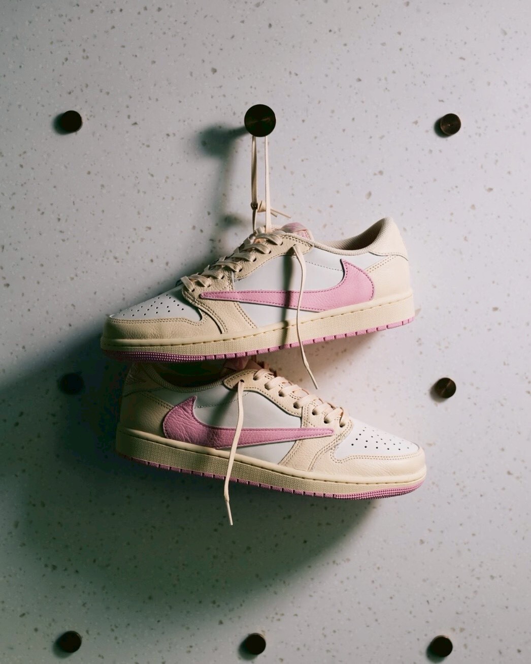 Nike Air Jordan 1 Low OG x Travis Scott "Shy Pink" 淺粉倒鉤 米白粉 聯名 低筒休閒鞋