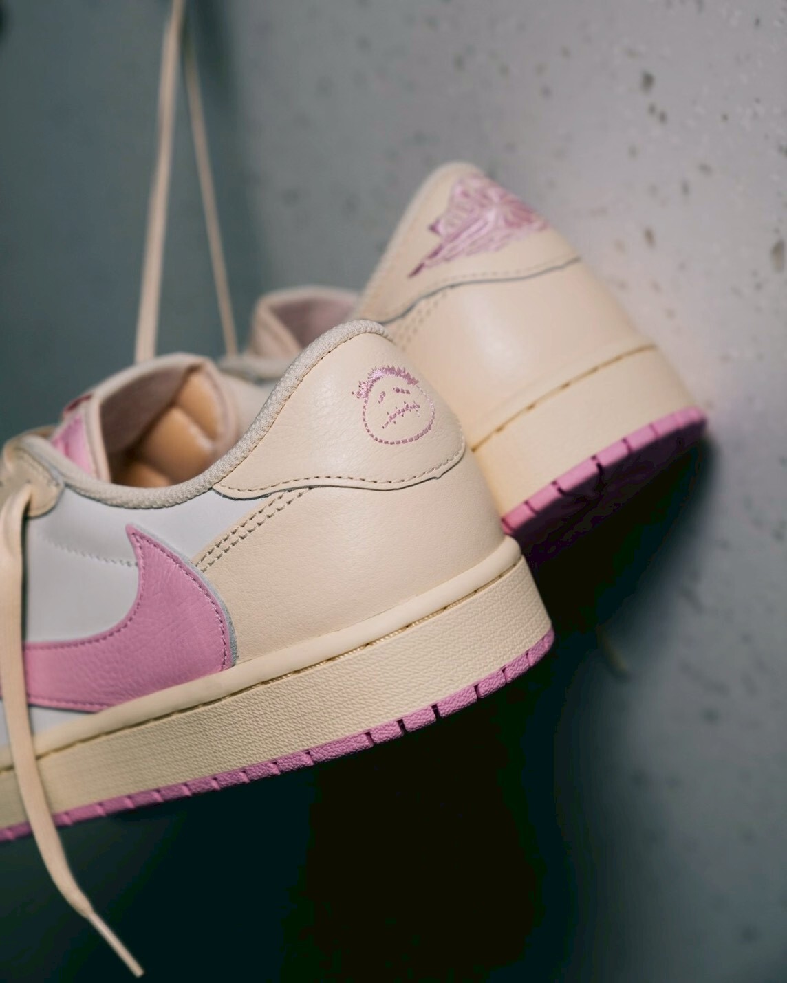Nike Air Jordan 1 Low OG x Travis Scott "Shy Pink" 淺粉倒鉤 米白粉 聯名 低筒休閒鞋