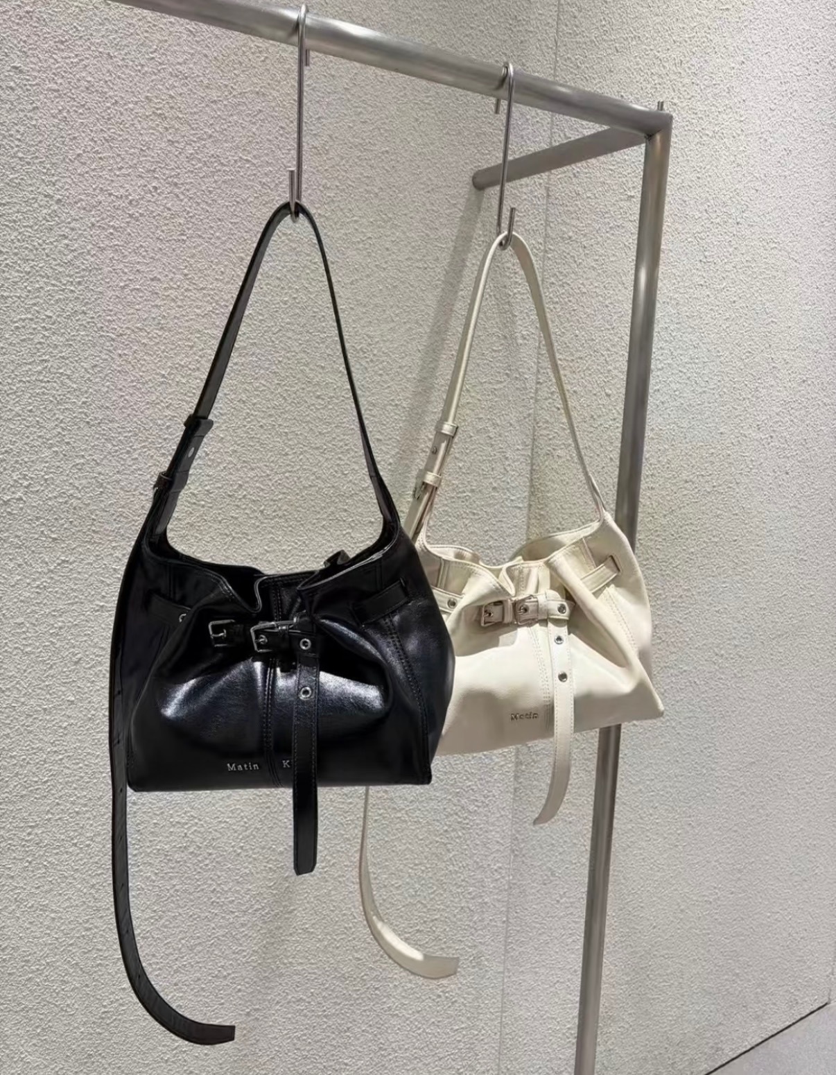 【1.6 截單！限時優惠預訂】MATIN KIM BELTED VOLUNN SMALL BUCKET BAG（2色）