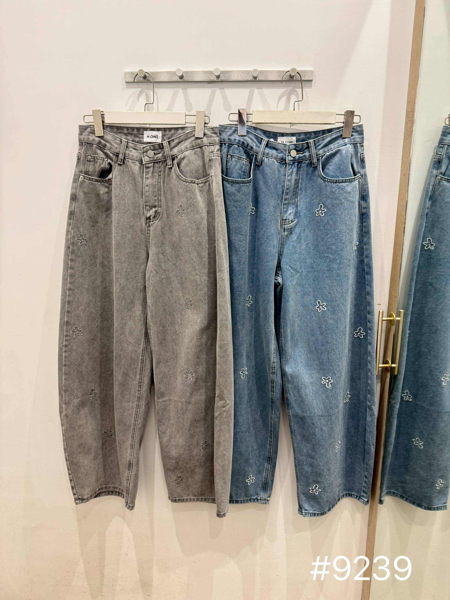 Embroidered Flower Curved Pants