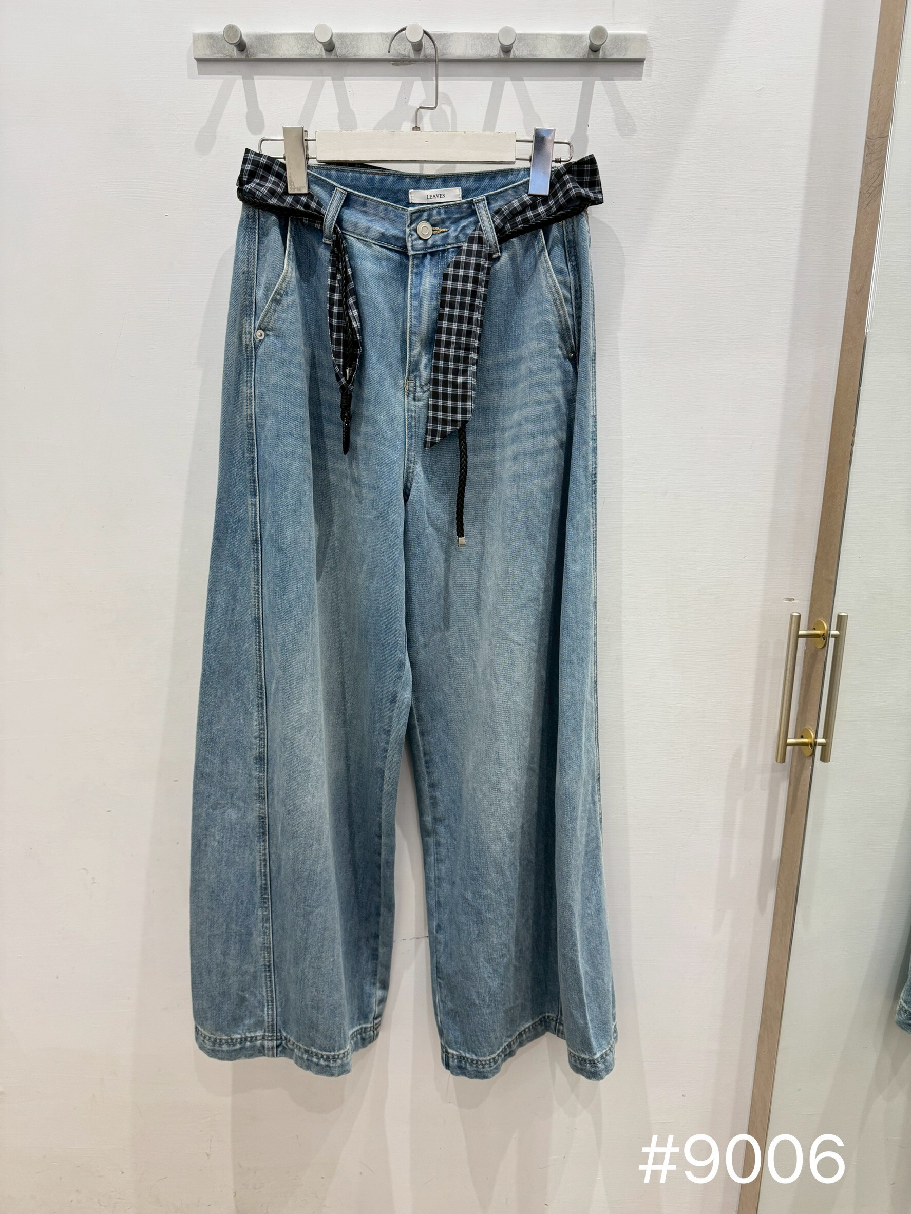 Wide-leg jeans with a scarf and stitching